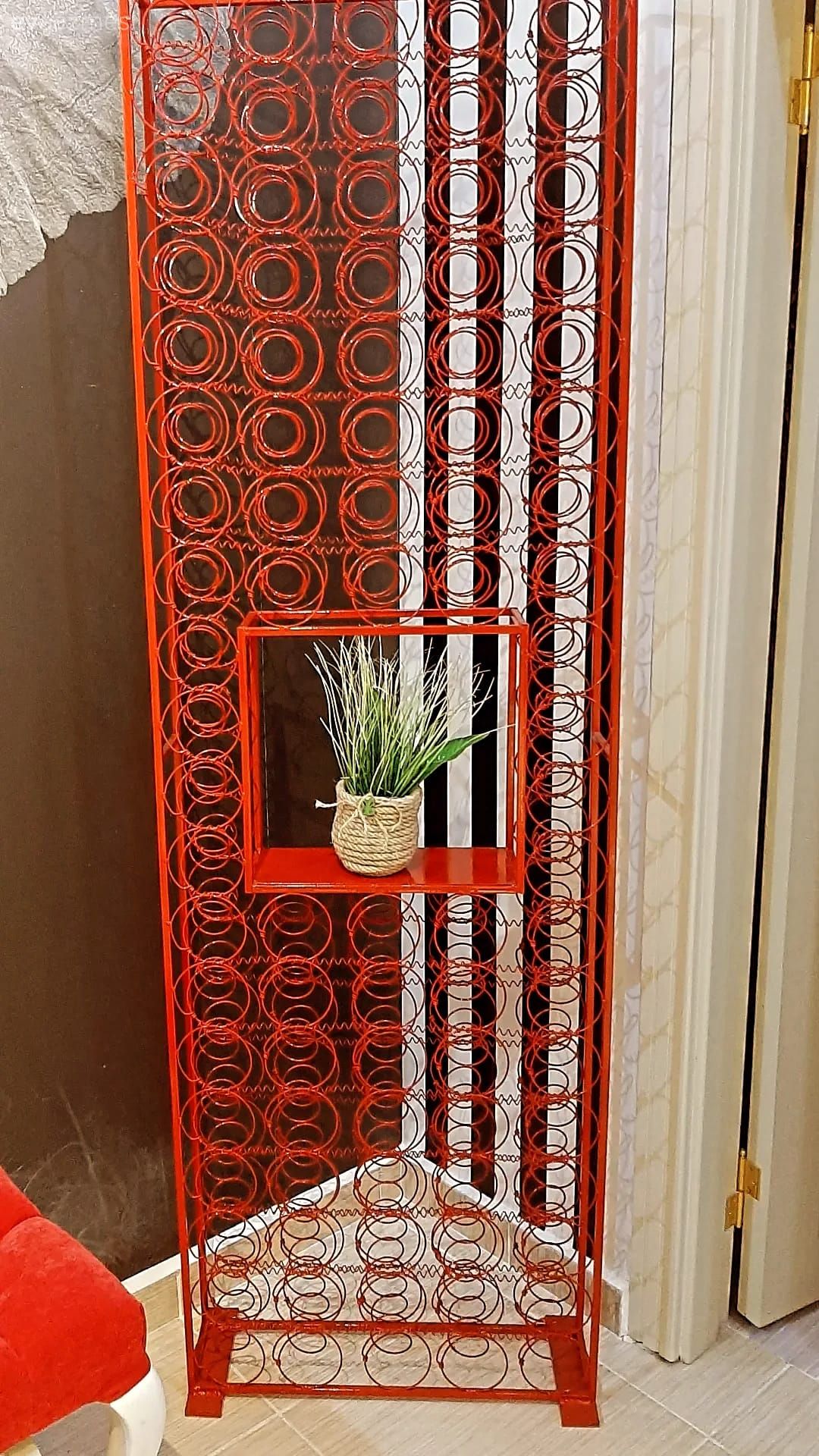 Bu Sıra Dışı Eve Kırmızı Çok Yakışıyor!