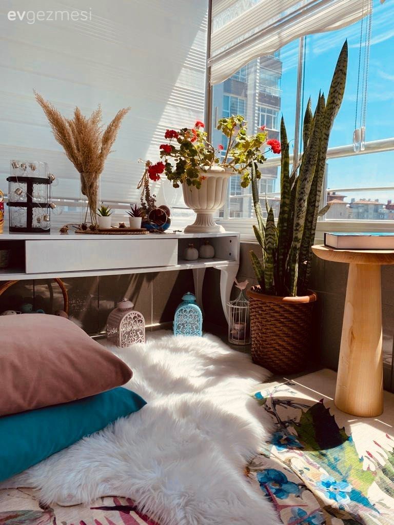 Balkon, Beyaz, Gri duvar, Balkon duvar dekorasyonu, Kırlent, Ev tekstili