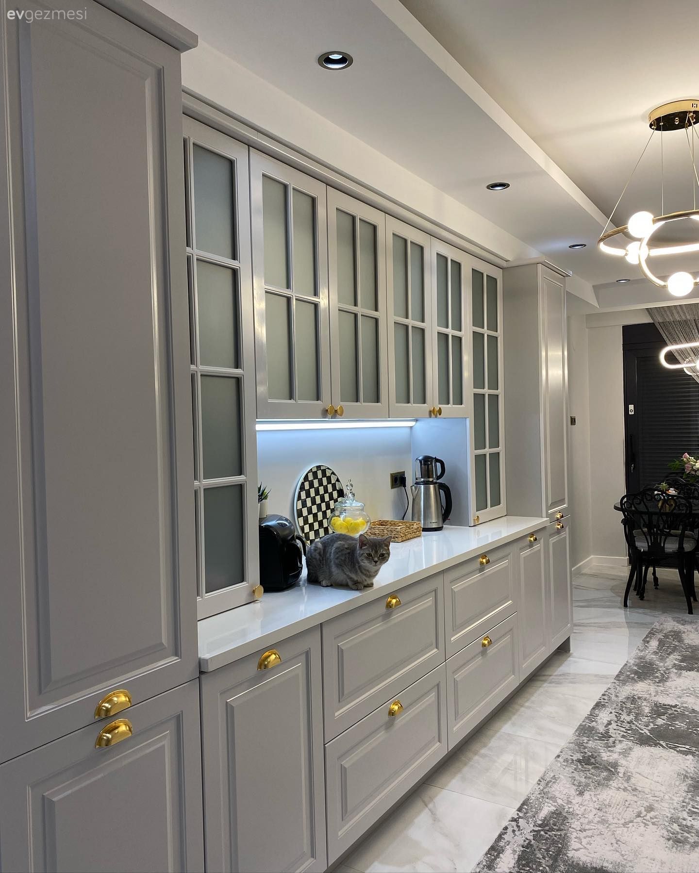 Mutfak, Beyaz, Bej, Gri, Shaker kapaklı dolaplar, Mutfak tezgahı, Mutfak tezgah arası, Tezgah arası doğal taş, Led aydınlatma, Aydınlatma, Spot aydınlatma, Mutfak aksesuarları, Siyah, Tavan dekorasyon