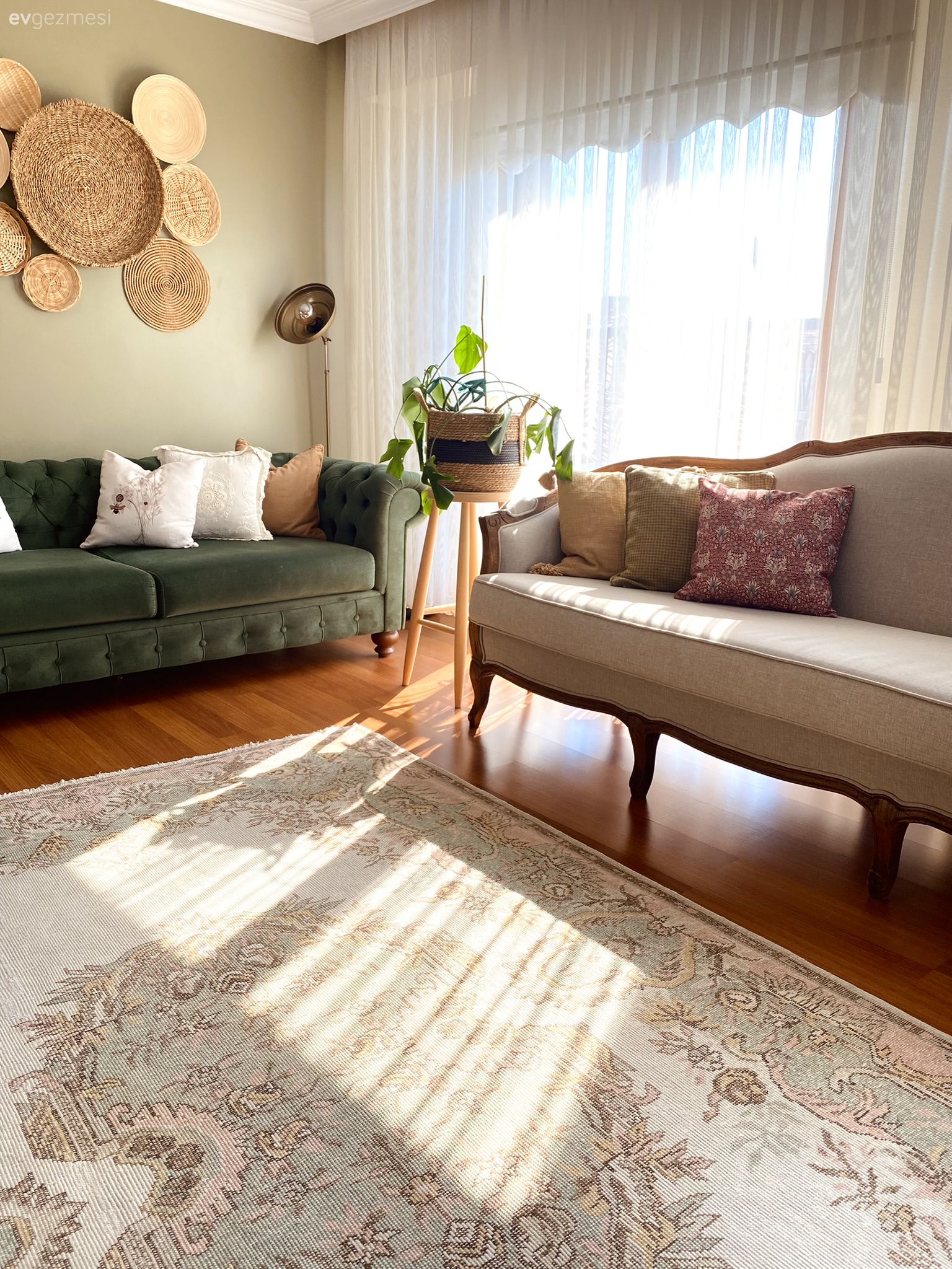 Salon, Bohem Dekorasyon, Yeşil, Turuncu, Beyaz, Krem, Hasır, Ahşap Mobilya, Koltuk takımı, Chesterfield, Tül perde, Perde, Duvar panosu, Duvar dekorasyonu, Halı, Salon halısı, Avize, Aydınlatma, Salon avizesi, Berjer, Country, Ev bitkisi, Kırlent, Ev tekstili, Saksı