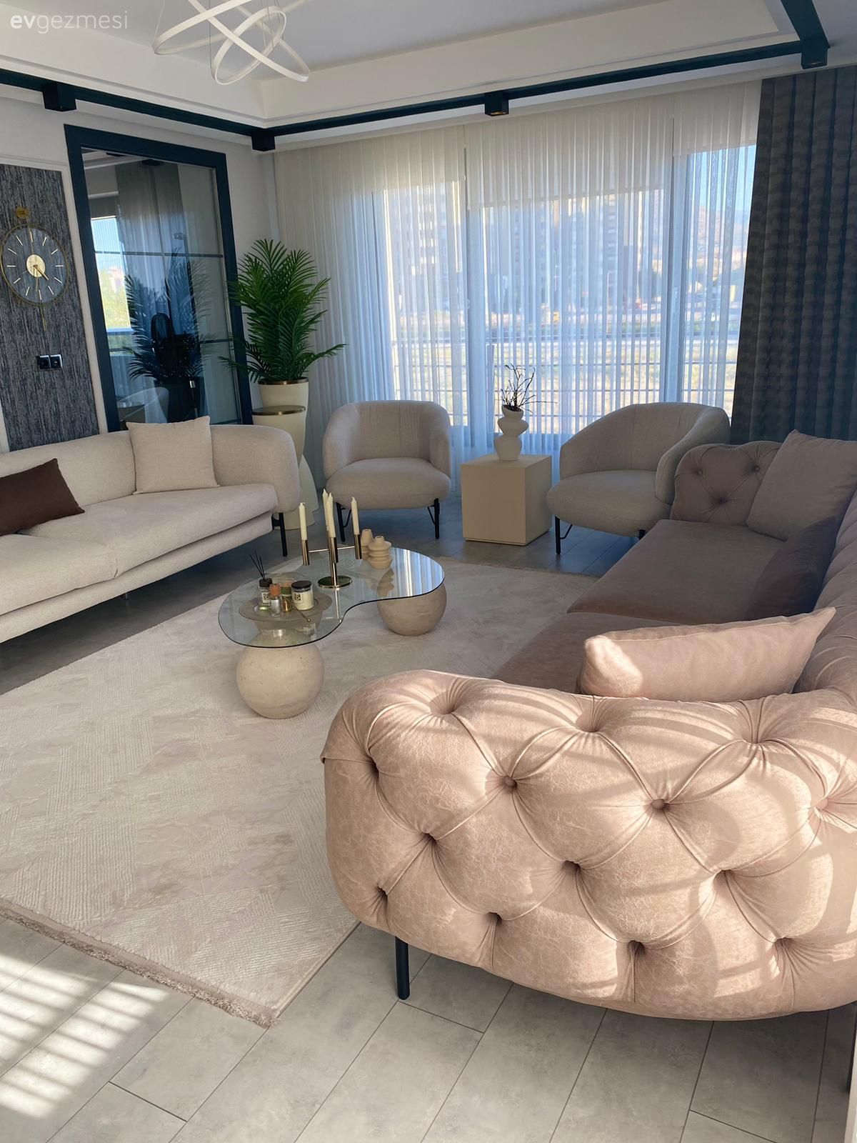 Salon, Modern, Krem, Bej, Beyaz, Koltuk takımı, Berjer, Halı, Salon halısı, Fon perde, Perde, Tül perde, Kapitoneli koltuk, Yan sehpa, Sehpa, Cam orta sehpa, Orta sehpa, Cam kapı, Kapı , Duvar dekorasyonu, Ev bitkisi, Dekoratif Objeler, Spot aydınlatma, Aydınlatma