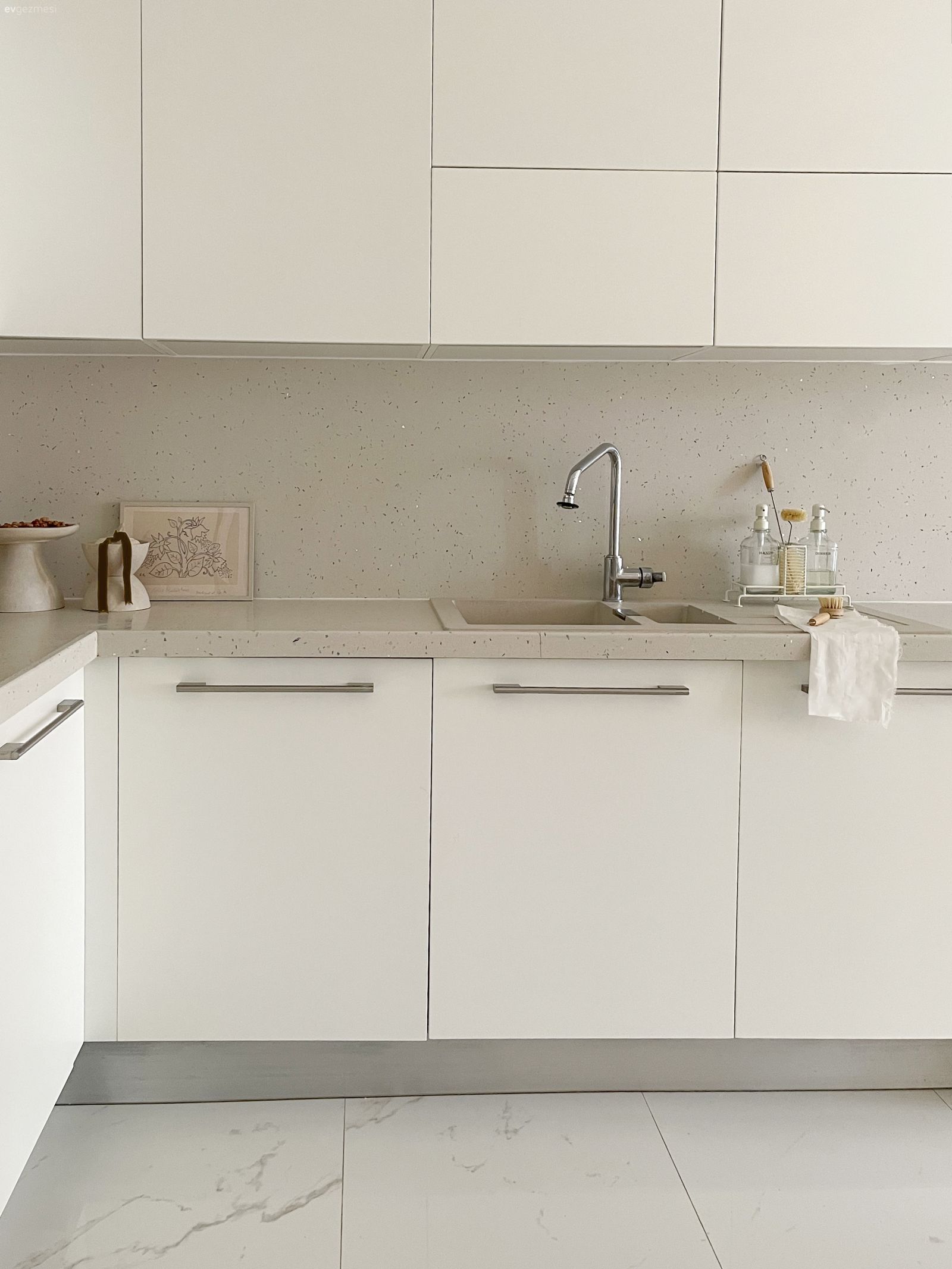 İskandinav, Beyaz, Bej, Kulpsuz mutfak dolabı, Mutfak tezgahı, Mutfak, Mutfak tezgah arası, Tezgah arası doğal taş