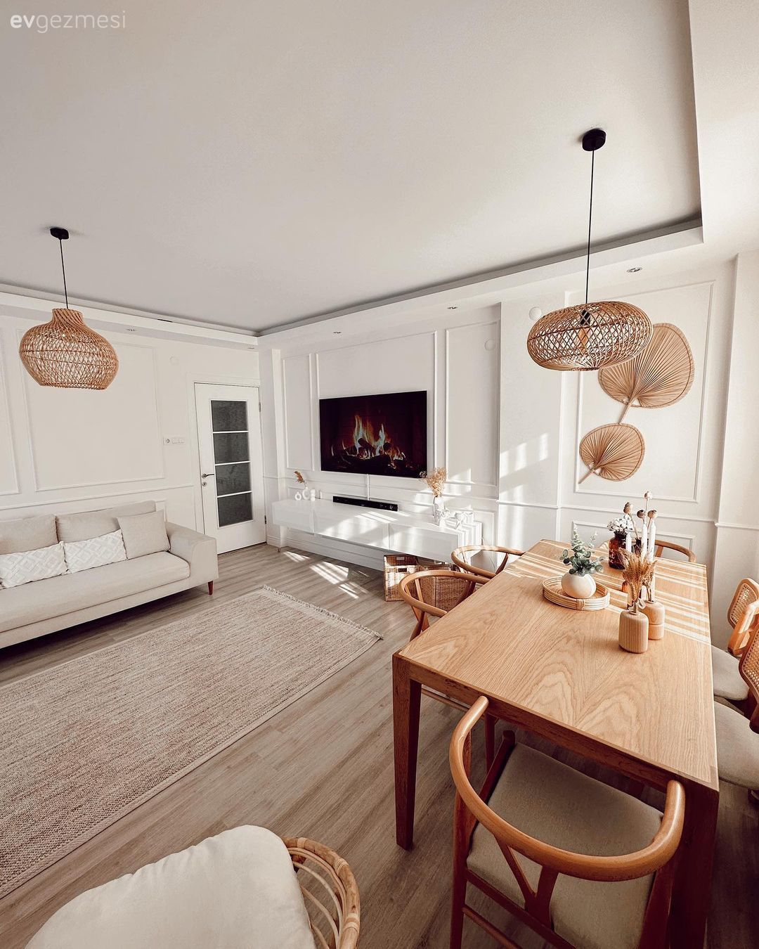 Salon, Beyaz, Ahşap Mobilya, Krem, Bej, Koltuk takımı, Tv ünitesi, Tv ünitesi aksesuarları, Ev Aksesuar, Halı, Salon halısı, Sandalye, Yemek masası, Hasır avize, Dekoratif Objeler