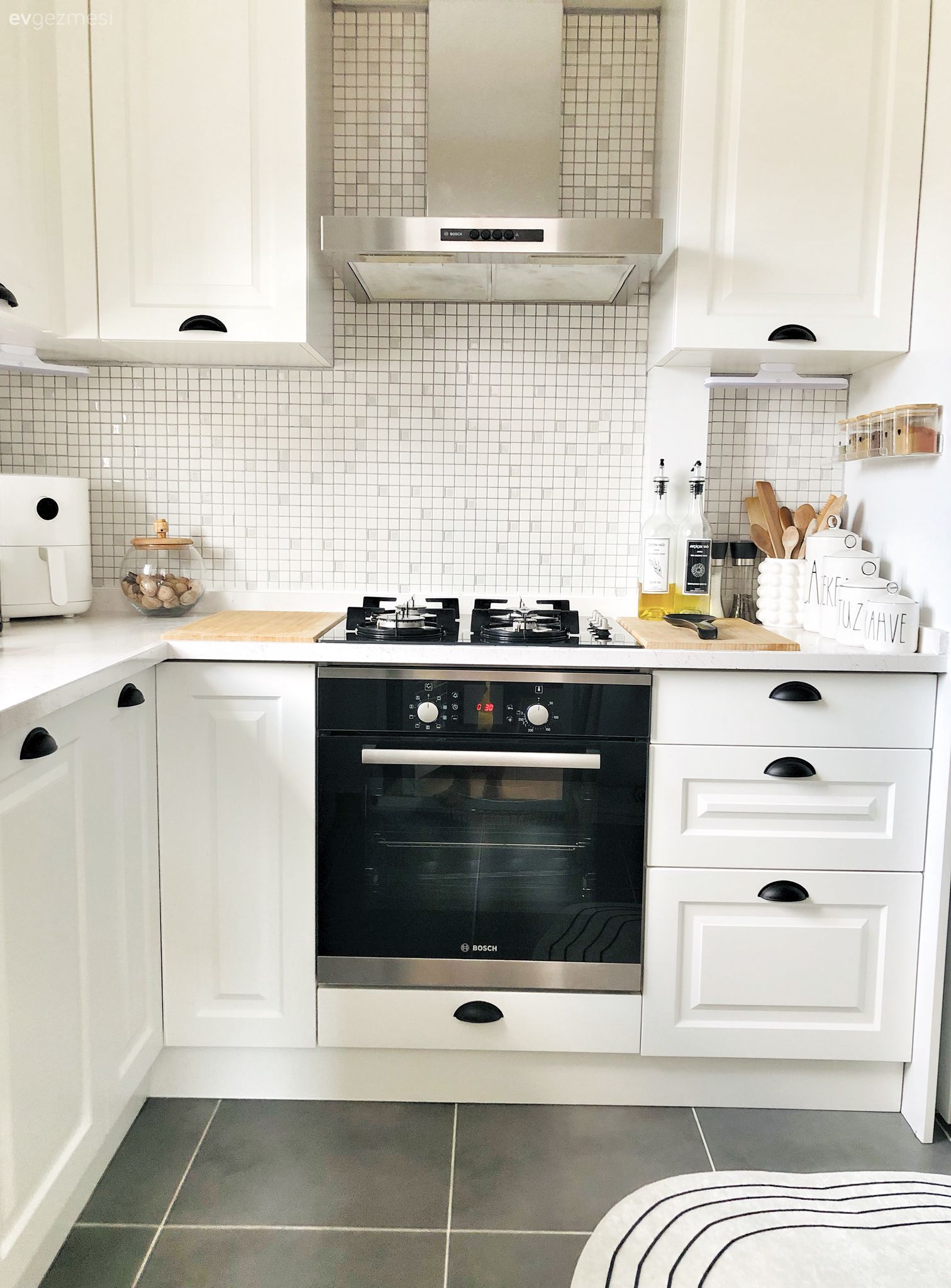 Bu Beyaz Mutfağın Her Köşesi Farklı Amaçlar İçin Tasarlanmış!