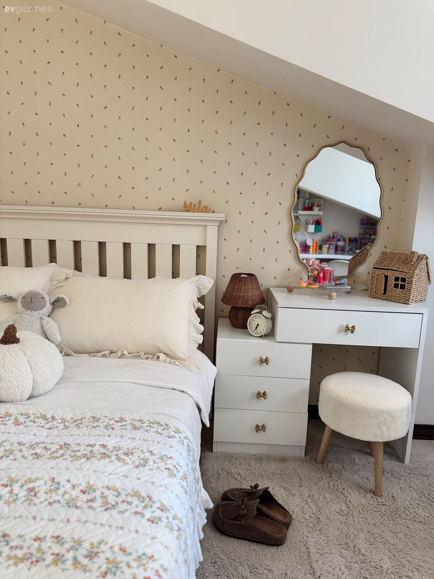 Duvar kağıdı, Duvar dekorasyonu, Beyaz, Krem, Bej, Makyaj masası, Yatak Odası, Puf, Yatak örtüsü, Ayna