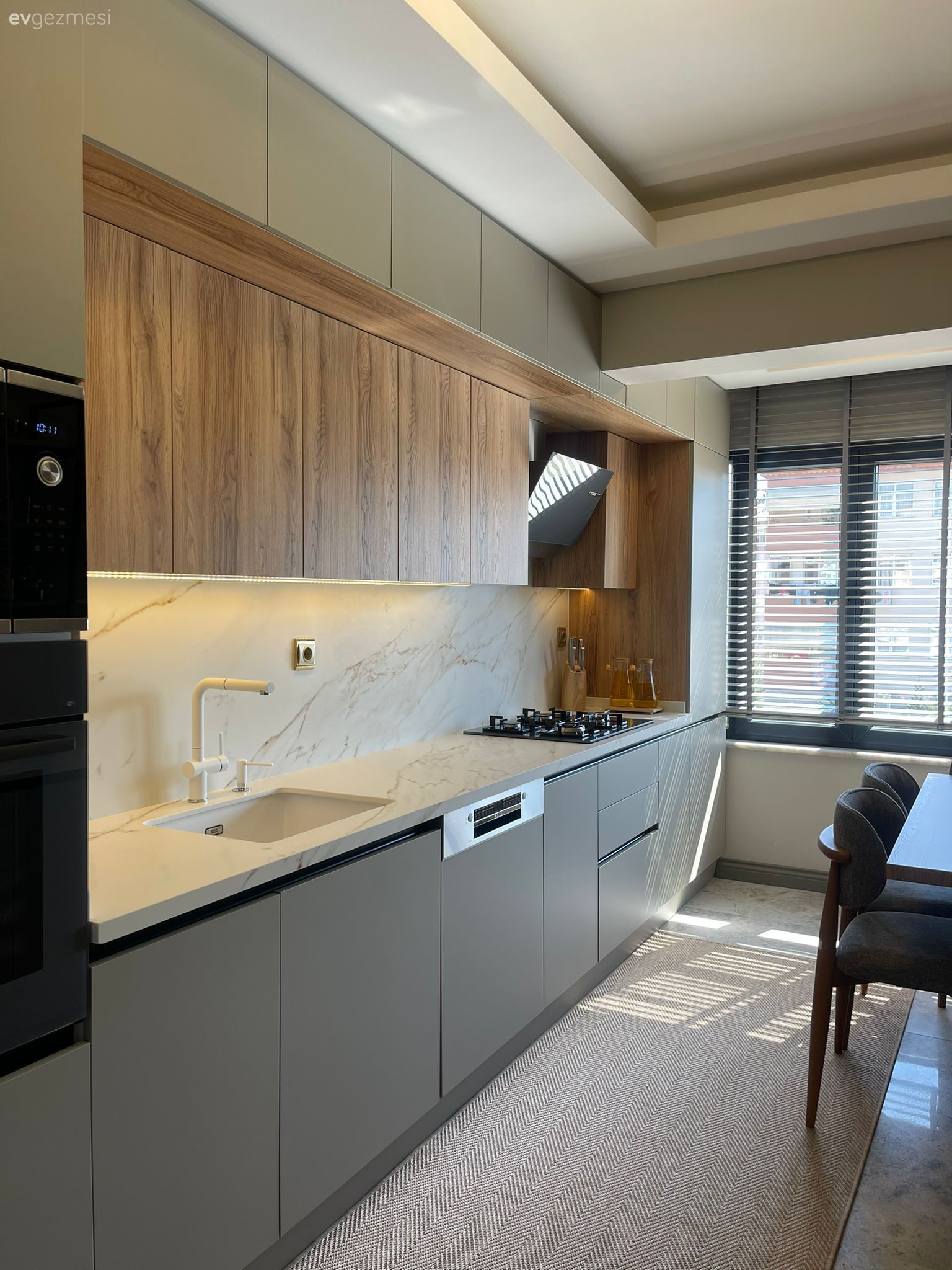 Koridor Tipi Bu Mutfakta İki Duvar da İlgi Çekici Tasarımlarla Dolu!