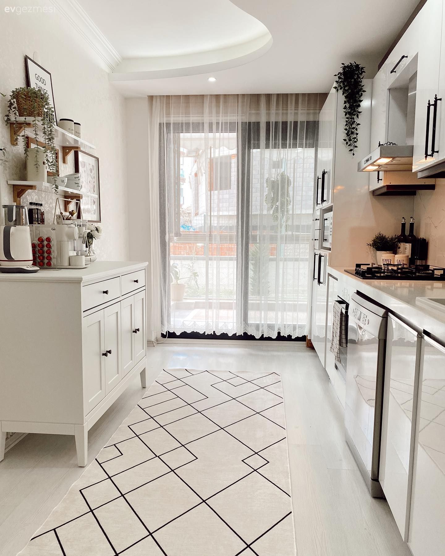 Mutfak, Beyaz, Beyaz mutfak, İskandinav, Mutfak tezgahı, Mutfak tezgah arası, Kahve köşesi, Mutfak aksesuarları, Mutfak halısı