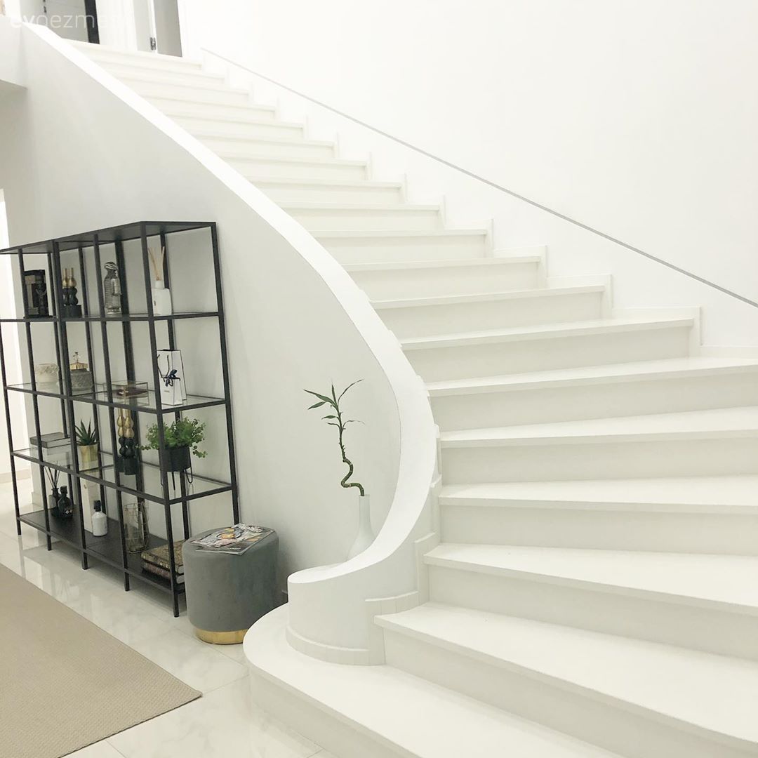 Antre, Beyaz, Ev bitkisi, Dubleks evler, Merdiven, Kitaplık, Puf, Halı, Zemin seramikleri, Dekoratif Objeler, Müstakil Ev