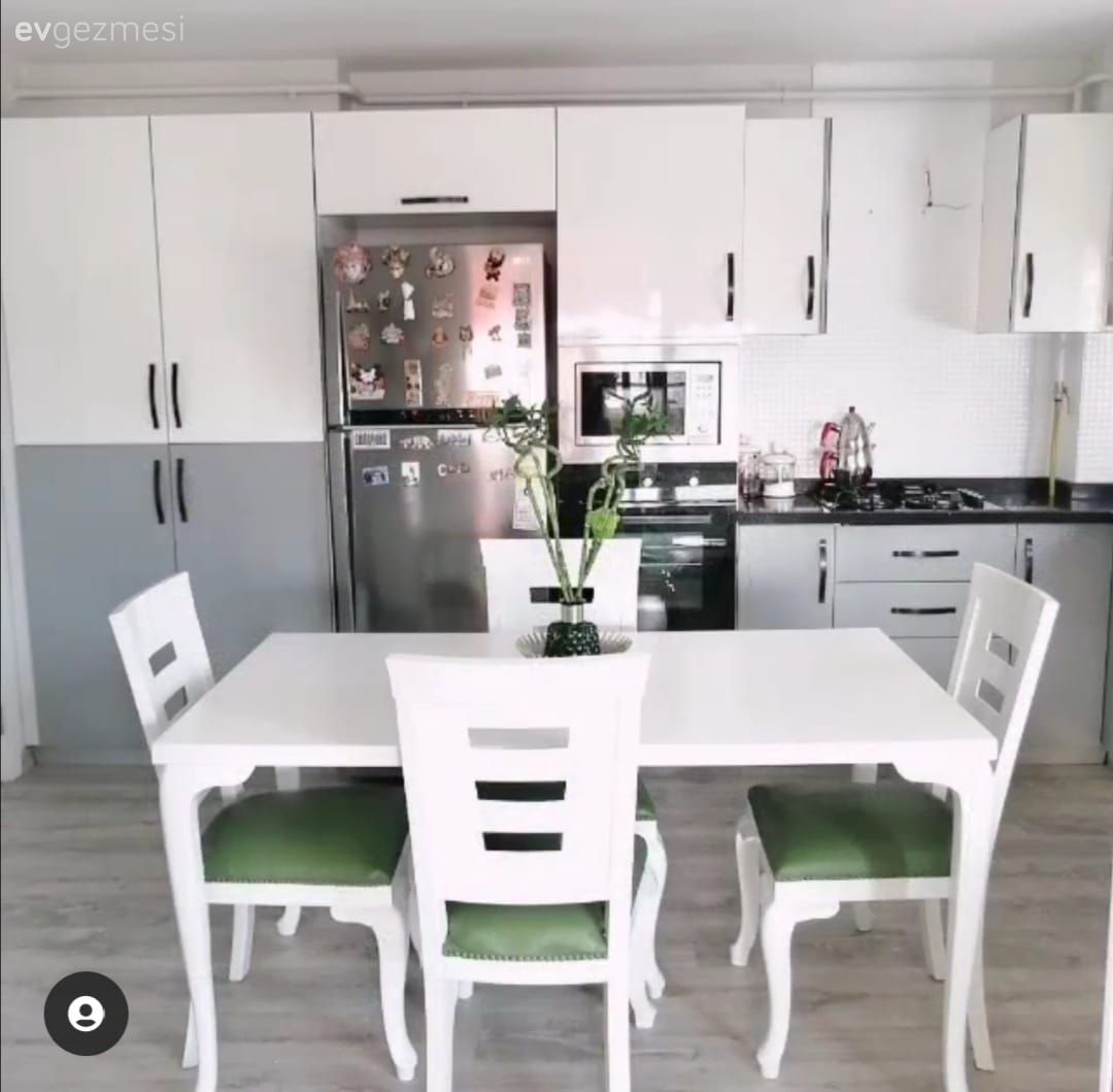 Mutfak, Beyaz, Gri, Yeşil, Mutfak boyama, Mobilya boyama, Mutfak tezgahı, Mutfak tezgah arası, Mutfak perdesi, Siyah tezgah, Parke, Sandalye, Mutfak masası