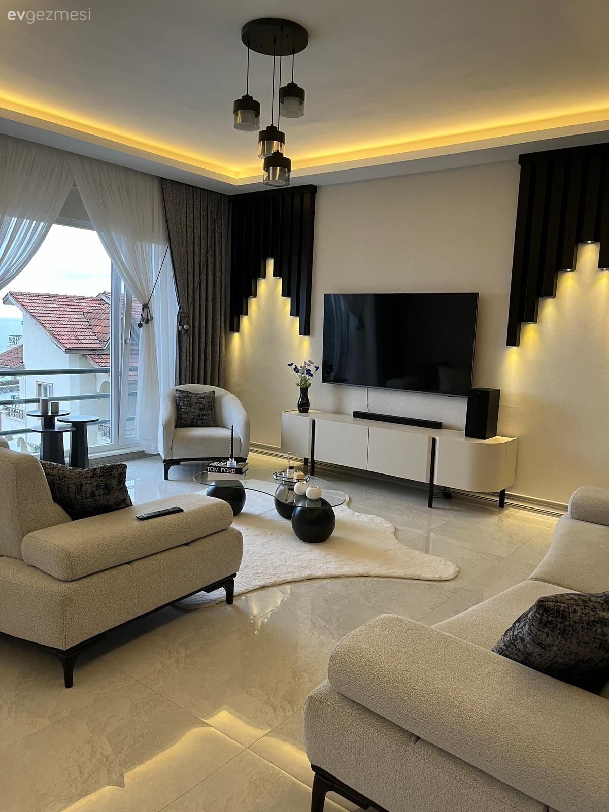 Salon, Modern, Bej, Gri, Beyaz, Siyah, Koltuk takımı, Tv ünitesi, Orta sehpa, Sehpa, Halı, Fon perde, Perde, Tül perde, Duvar çıtalama, Avize, Aydınlatma, Dekoratif Objeler, Oval halı