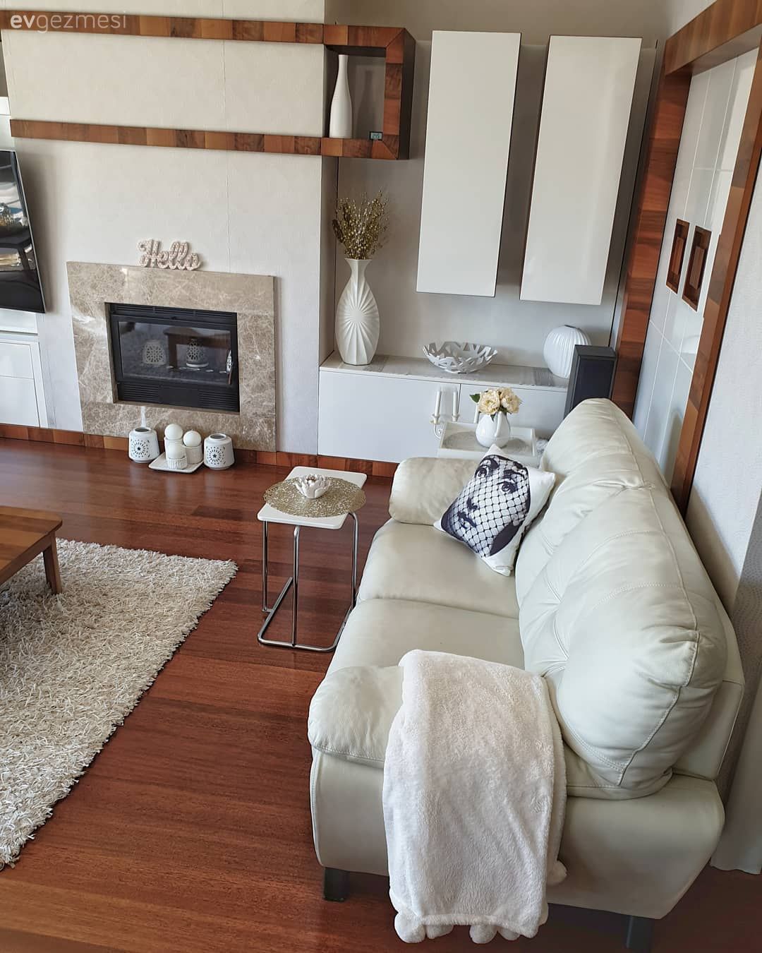 Salon, Beyaz, Kahverengi, Koltuk takımı, Tv ünitesi, Tv ünitesi aksesuarları, Ev Aksesuar, Salon avizesi, Orta sehpa, Sehpa, Ahşap Mobilya, Şamdan, Sehpa üstü aksesuarı, Vazo, Mumluk, Halı, Salon halısı, Çiçekler, Duvar dekorasyonu, Shaggy halı, Şömine, Metal ayaklı sehpa