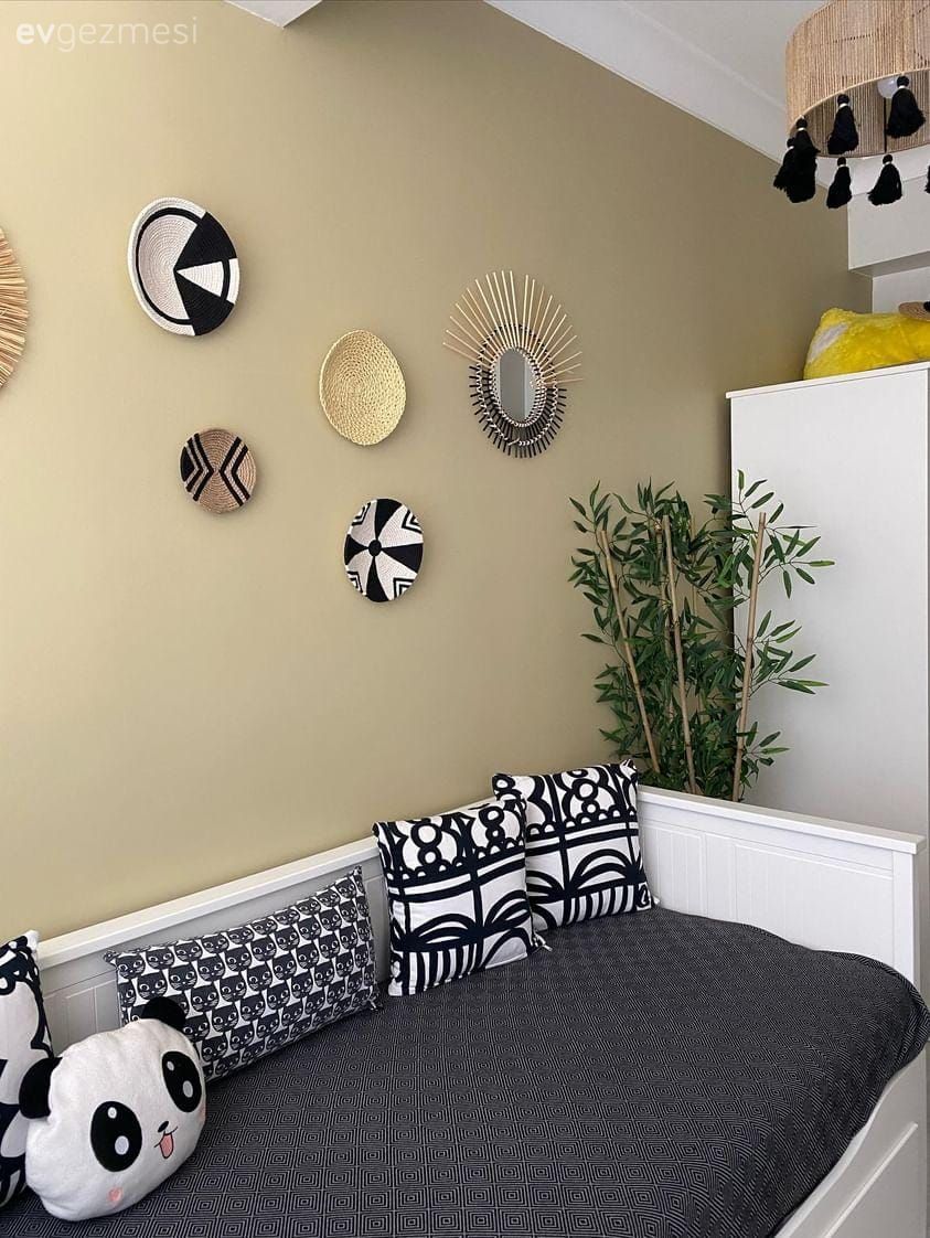 Bu Modern Evde Açık Renkler Metalik Yansımalarla Hareketlendirilmiş!