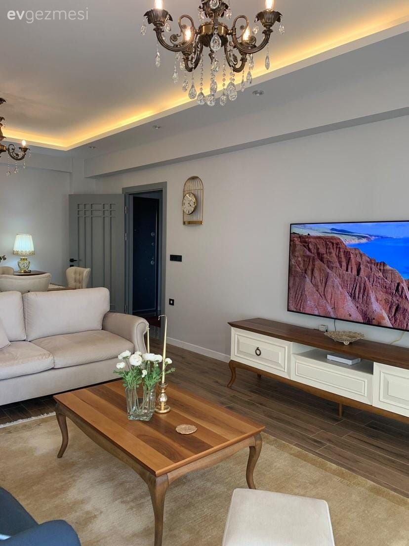 Salon, Country, Beyaz, Mavi, Kahverengi, Tv ünitesi, Tv ünitesi aksesuarları, Ev Aksesuar, Koltuk takımı, Halı, Avize, Aydınlatma, Salon avizesi, Dekoratif Objeler