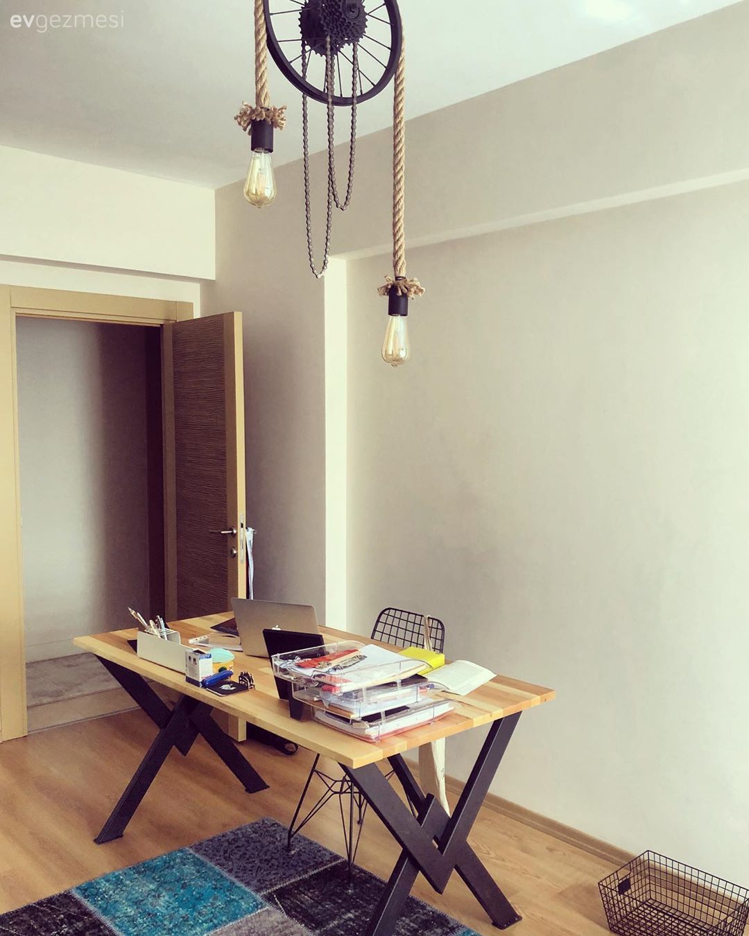 Çalışma odası, Çalışma masası, Ahşap masa, Sarkıt, Rustik Aydınlatma, Patchwork halı