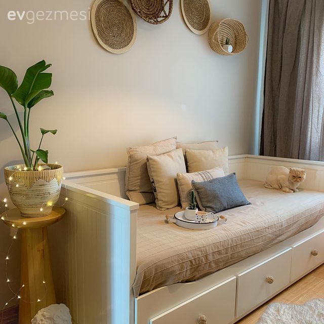 Çalışma odası, Sedir, Krem, Bej, Yan sehpa, Sehpa, Saksı, Duvar dekorasyonu, Fon perde, Perde, Kırlent, Ev tekstili, Ev bitkisi