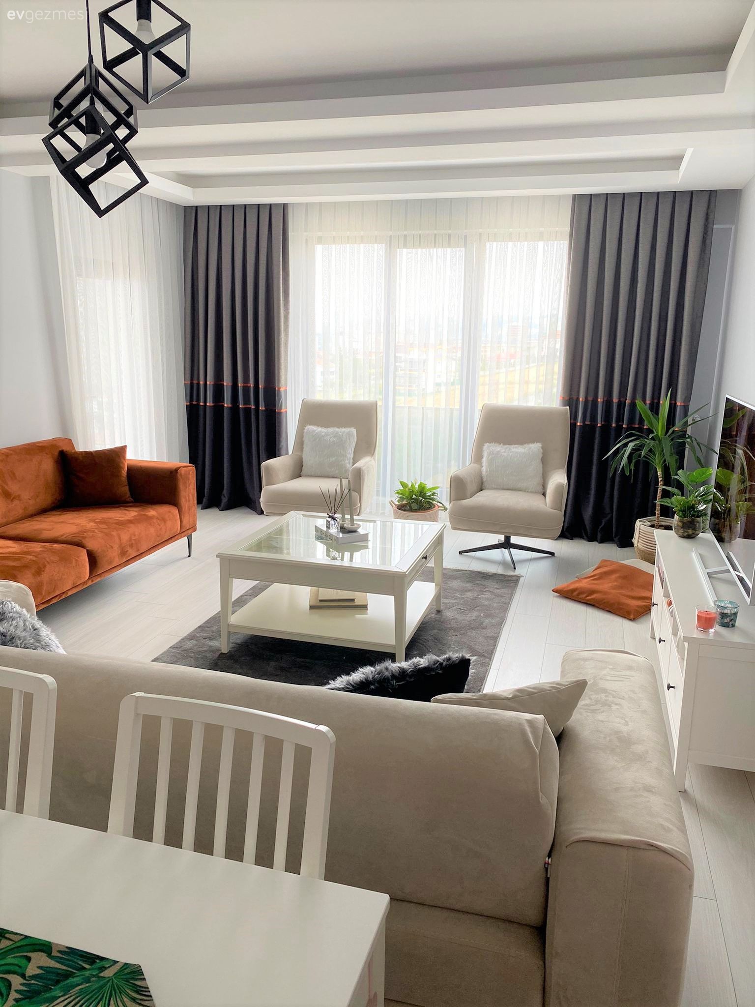 Salon, Modern, Beyaz, Turuncu, Gri, Beyaz koltuk, Berjer, Koltuk takımı, Orta sehpa, Sehpa, Tv ünitesi, Halı, Salon halısı, Fon perde, Perde, Tül perde, Ev bitkisi, Avize, Aydınlatma, Salon avizesi