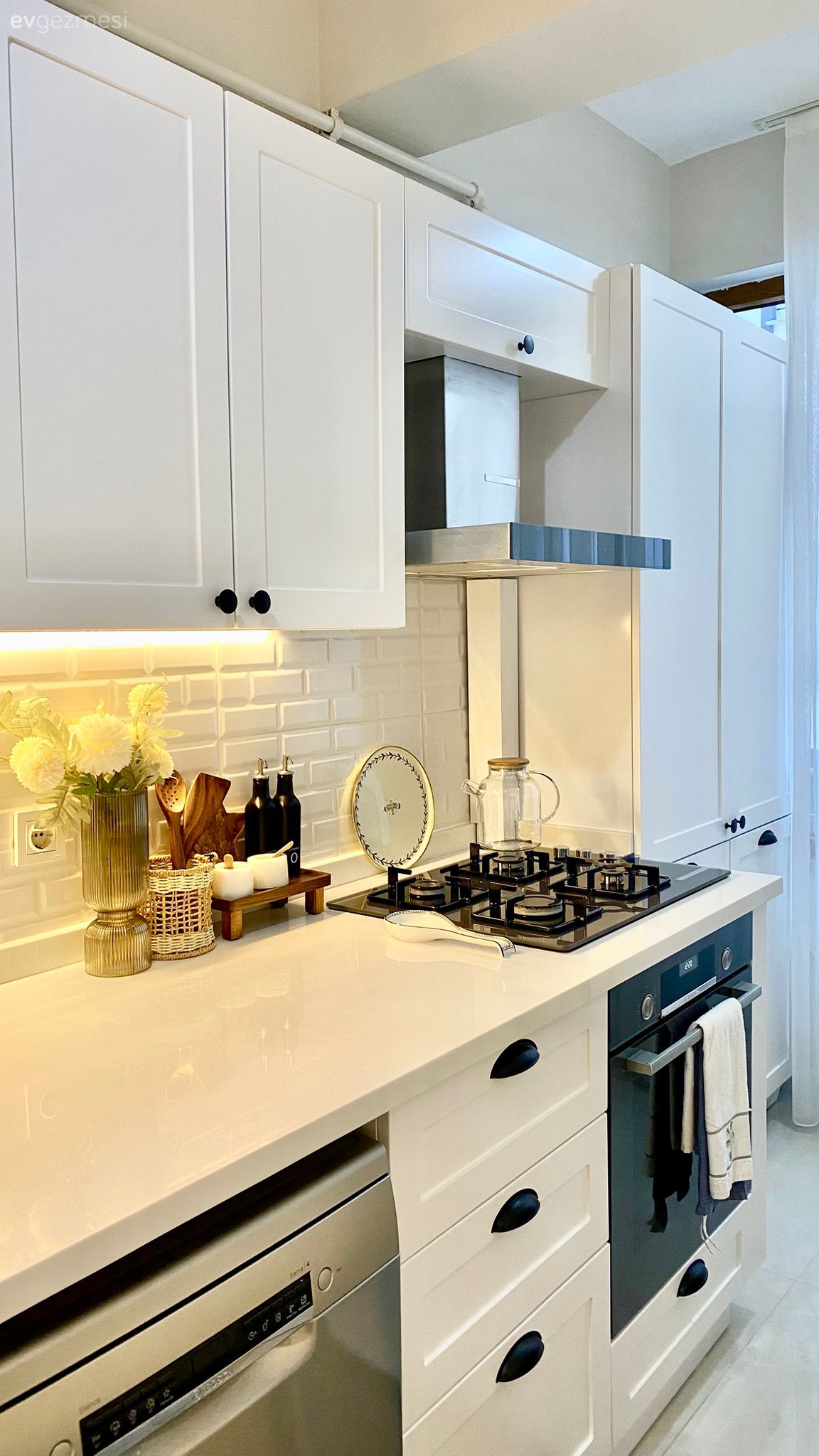 Mutfak, Beyaz, Siyah, Mutfak tezgahı, Mutfak tezgah arası, Mutfak aksesuarları, Davlumbaz, Shaker kapaklı dolaplar, Tezgah arası seramik