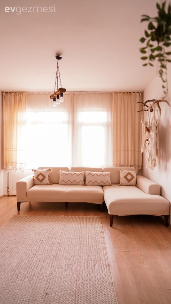 Salon, Bohem Dekorasyon, Beyaz, Krem, Bej, Köşe koltuk, Koltuk takımı, Fon perde, Perde, Tül perde, Kırlent, Ev tekstili, Makrome, Ev bitkisi, Halı, Salon halısı, Avize, Aydınlatma, Salon avizesi