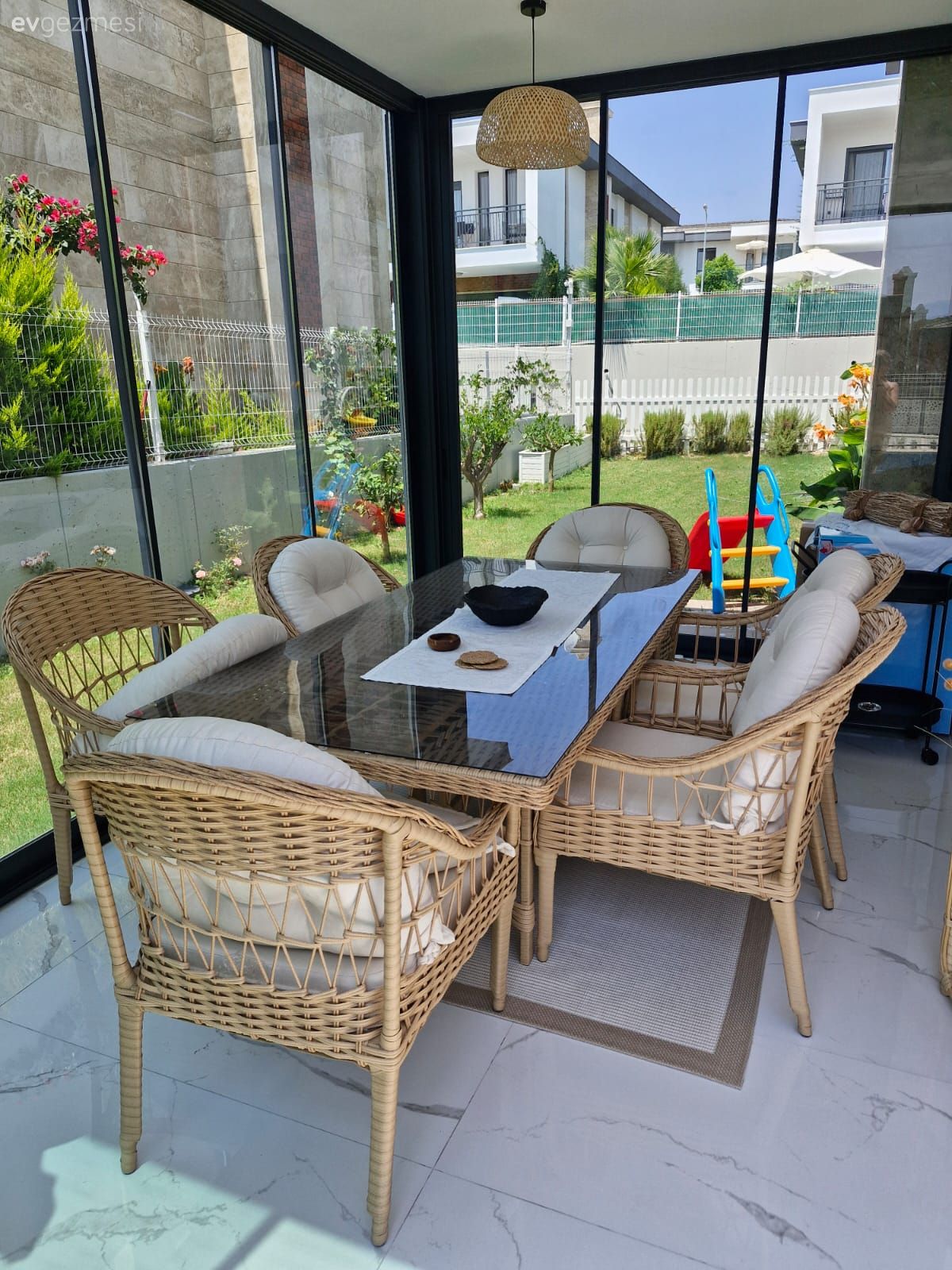 Bu Kuşadası Villasında Havuzlu Bahçenin Cazibesi Yüksek