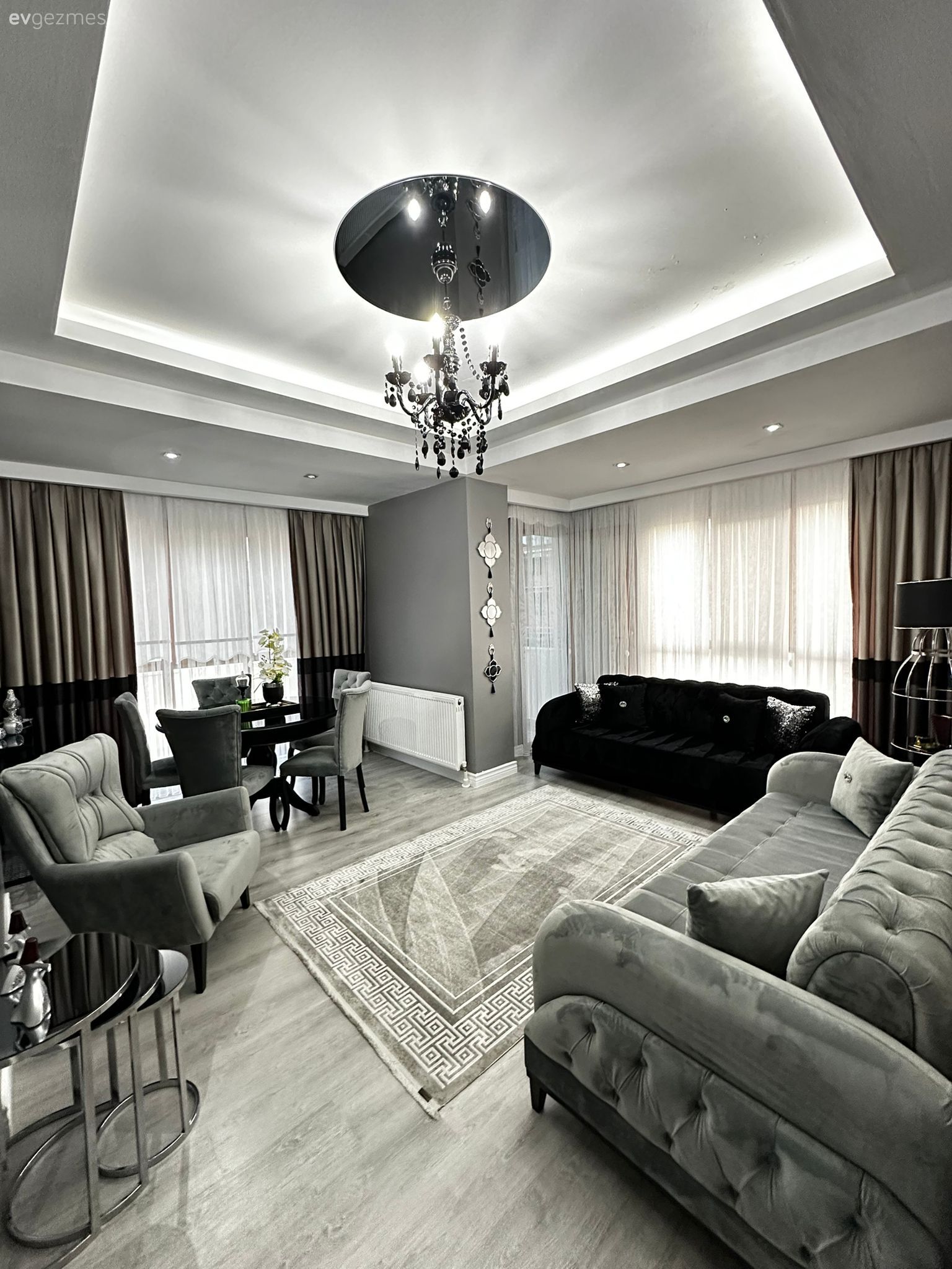 Salon, Modern, Klasik, Gri, Siyah, Beyaz, Koltuk takımı, Halı, Salon halısı, Led aydınlatma, Aydınlatma, Fon perde, Perde, Tül perde, Vizon, Bej, Yan sehpa, Sehpa, Avize, Salon avizesi, Duvar dekorasyonu