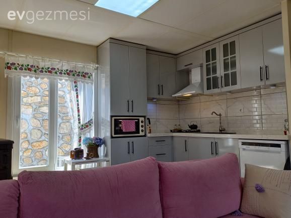 Köy evi, Mutfak, Pembe, Gri, Beyaz, Mutfak tezgahı, Mutfak tezgah arası, Tezgah arası seramik, Mutfak perdesi, Amerikan Mutfak