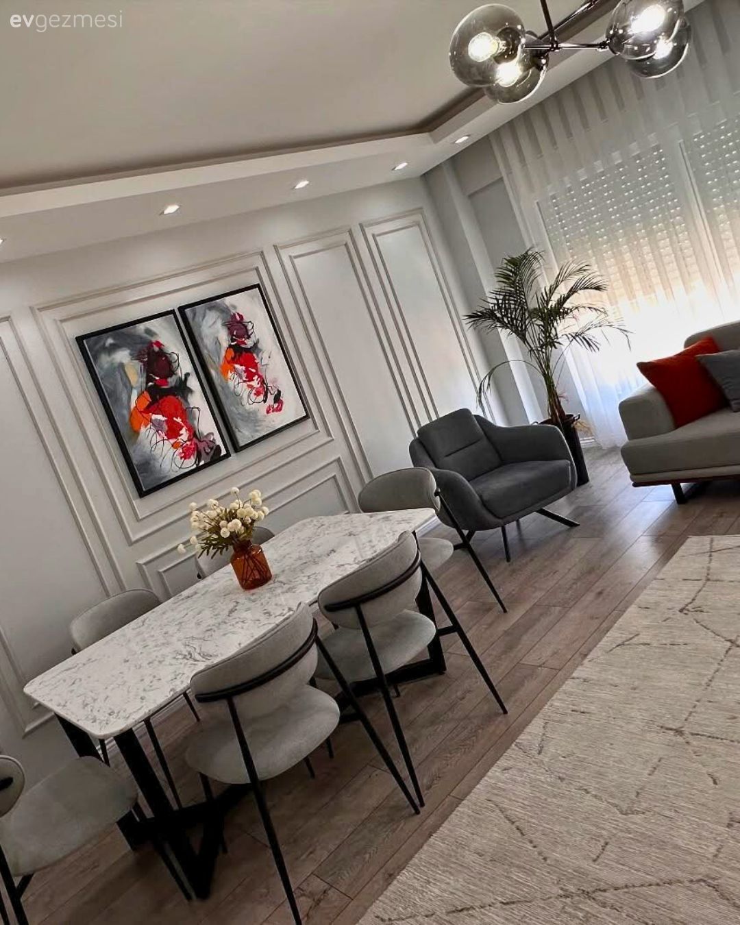 Duvar çıtalama, Gri duvar, Spot aydınlatma, Aydınlatma, Tablo, Duvar dekorasyonu, Gri koltuk, Berjer, Ev bitkisi, Yemek masası, Sandalye