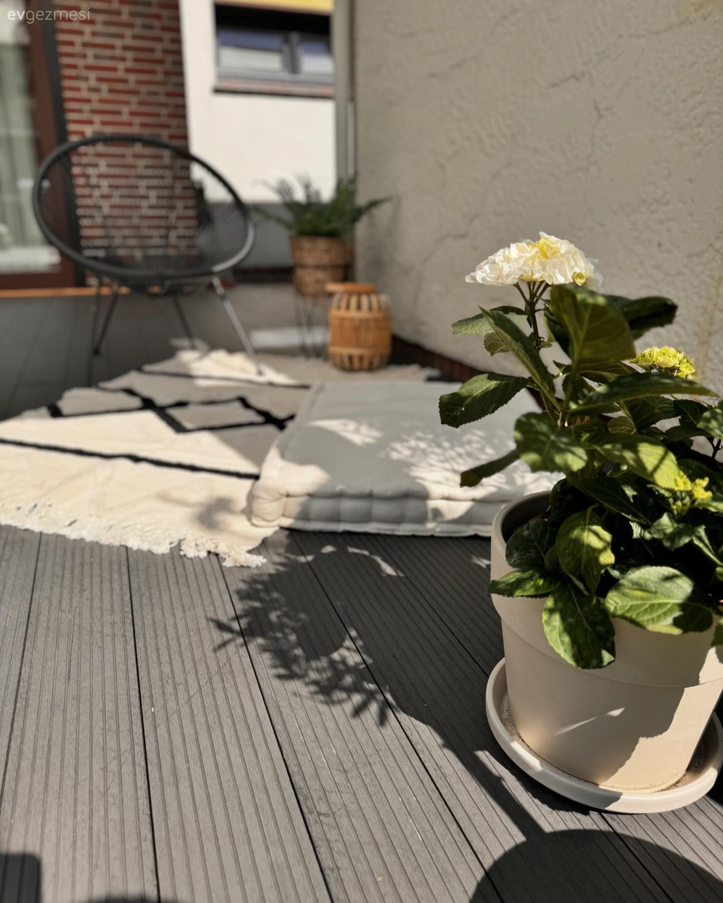 Bu Zarif Ev Minimalist Olmamasına Rağmen Sadelik Algısı Oluşturmuş!