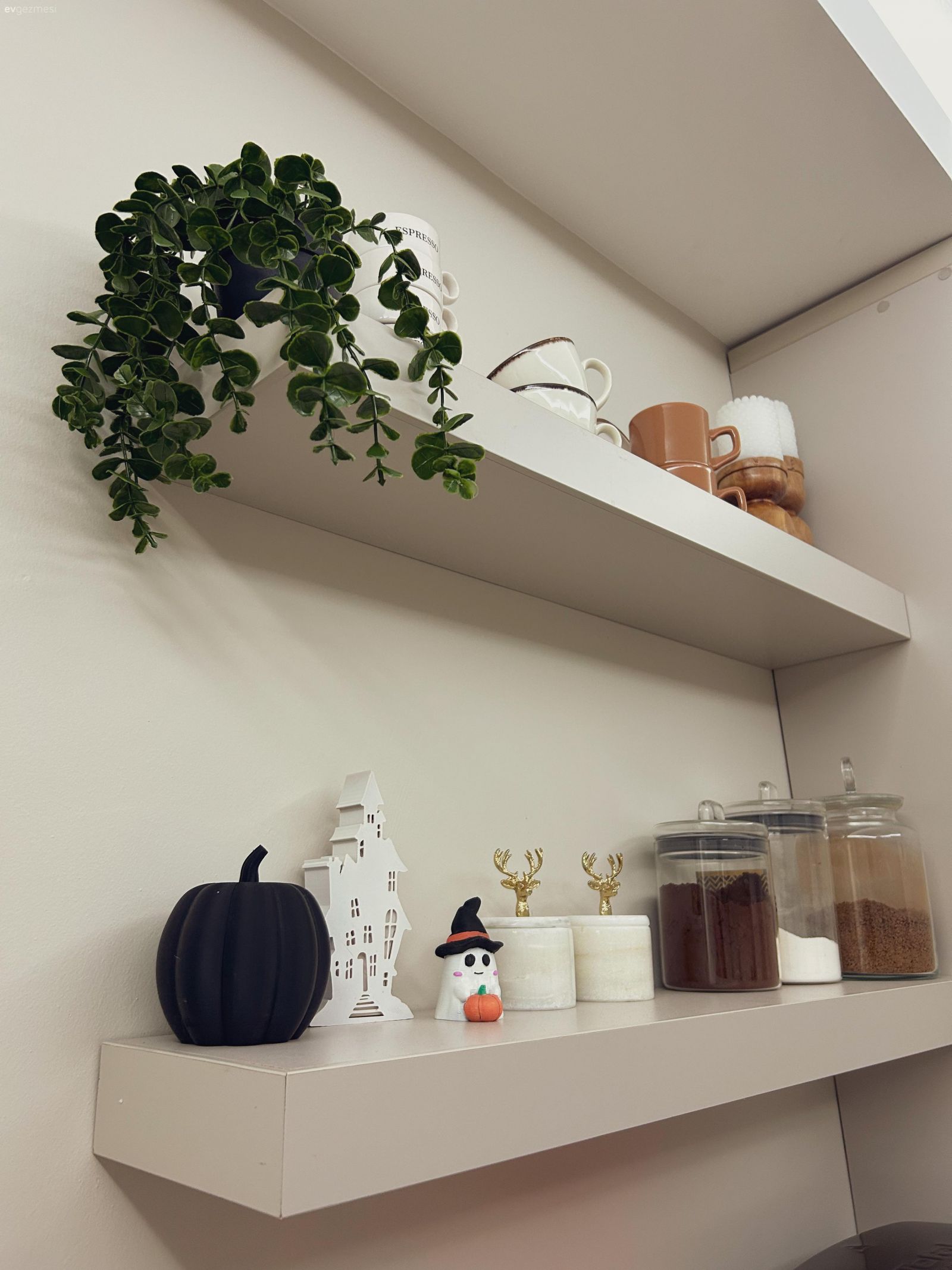 Değişmedik Tek Yeri Kalmayan Bu Evde Ahşap Mobilyalar El Emeği