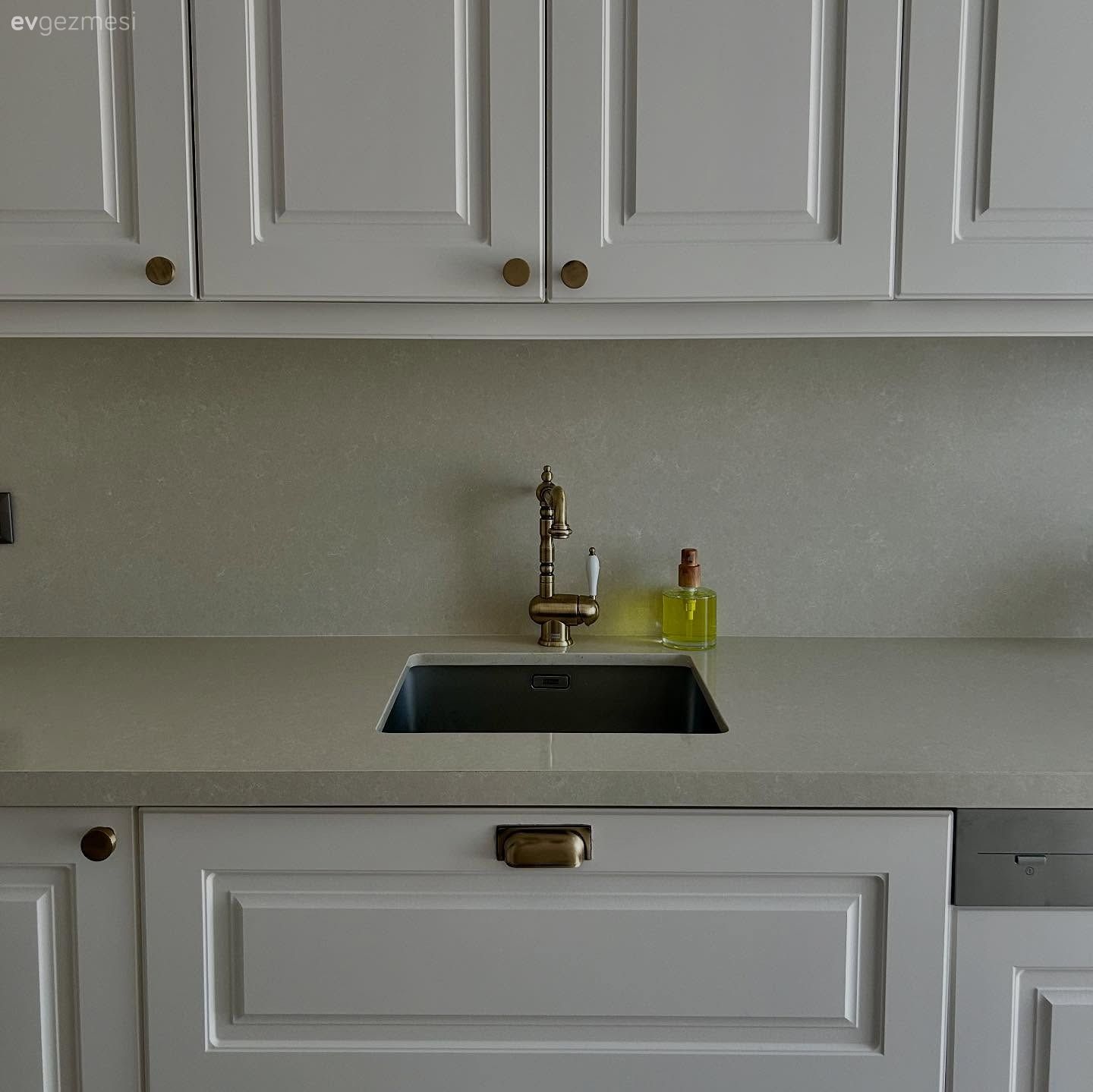 Çok Amaçlı Cam Dolap Bu Mutfağın Birçok İhtiyacına Yanıt Vermiş