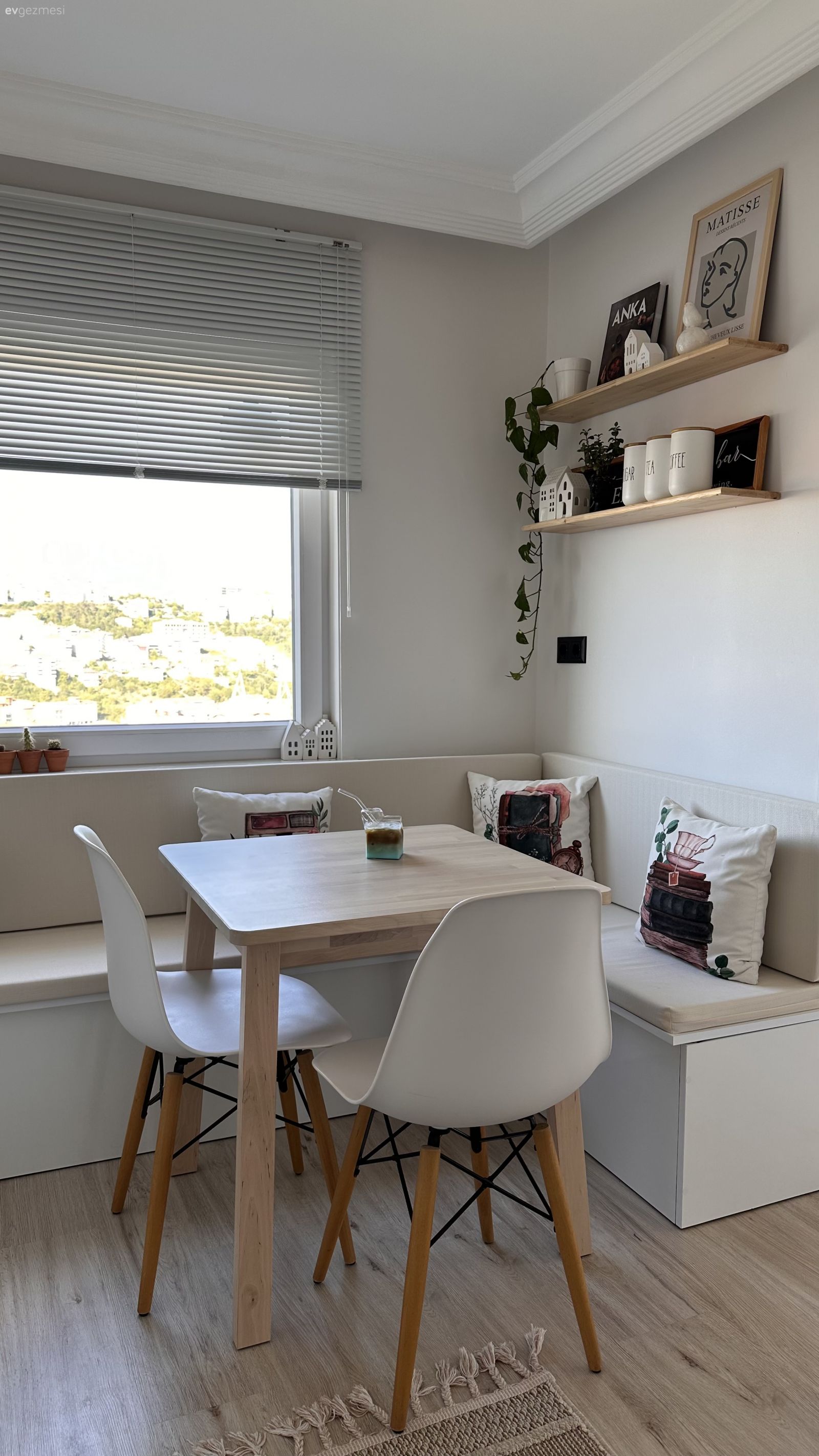 Pencerenin Etrafında Koca Kitaplık: İyi Fikirlerle Dolu Zonguldak Evi!