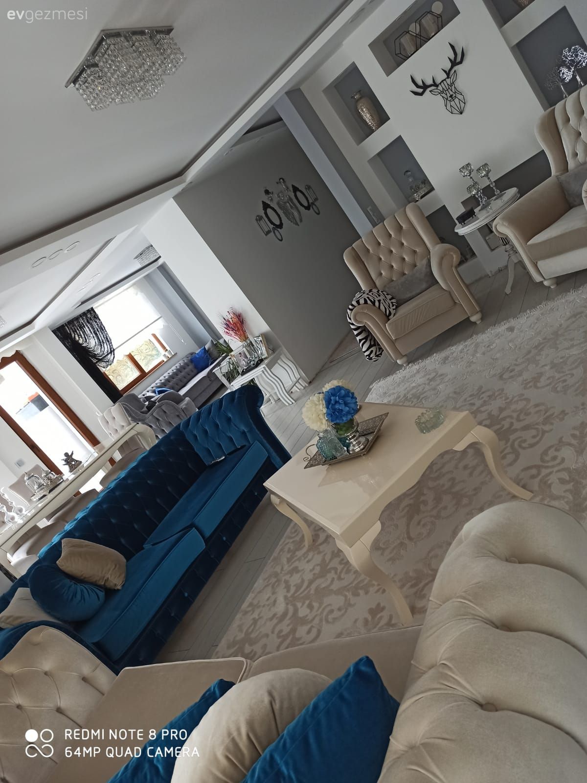 Salon, Beyaz, Parlament mavisi, Modern chesterfield, Berjer, Orta sehpa, Sehpa, Halı, Salon halısı, Duvar Nişleri, Avize, Aydınlatma, Salon avizesi, Açık konsept yaşam alanı, Çiçekler, Kırlent, Ev tekstili, Vazo, Ev Aksesuar, Country