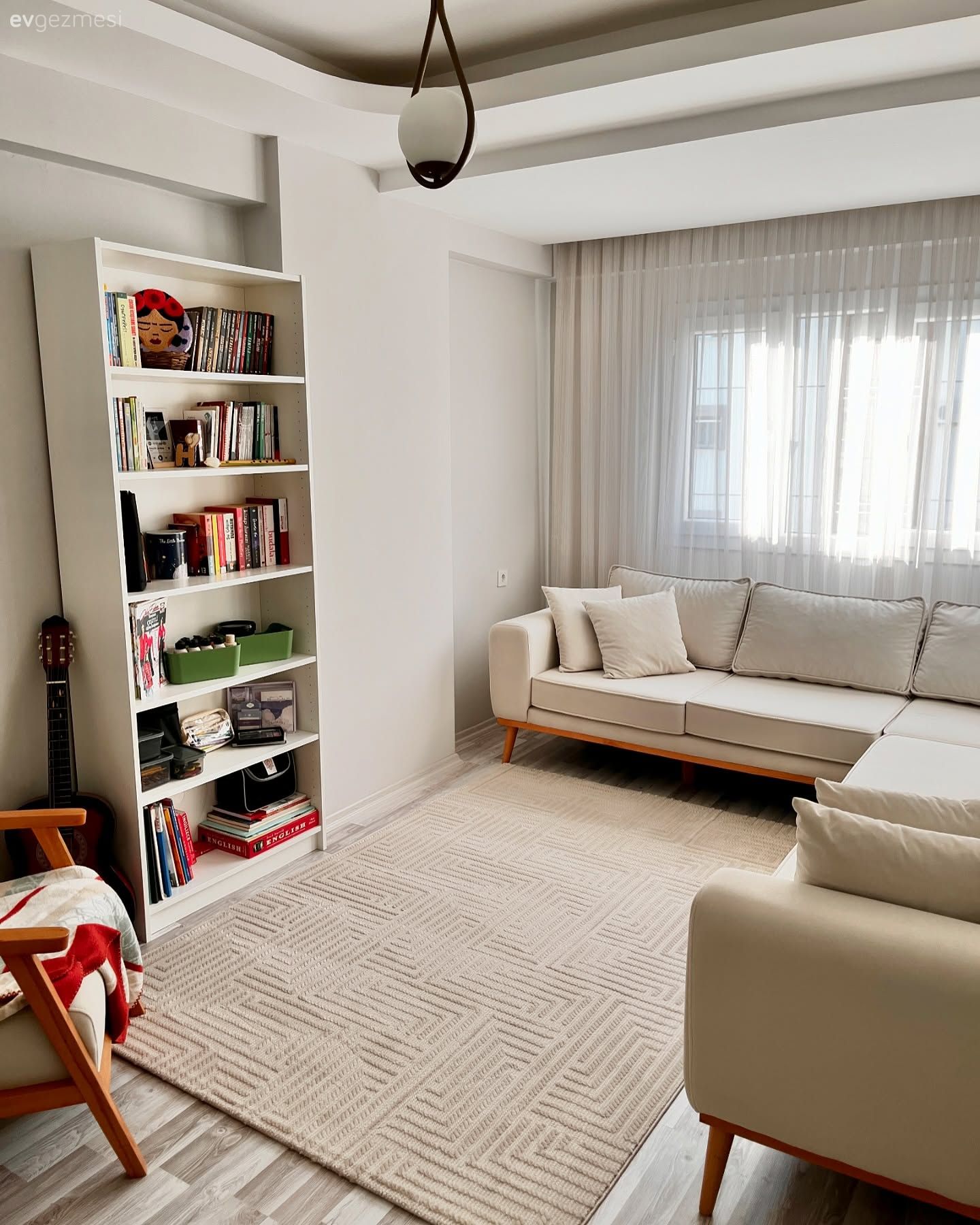 Bu İzmir Evinde Mobilyalar Renkli Parçalar İçin Uygun Zemin