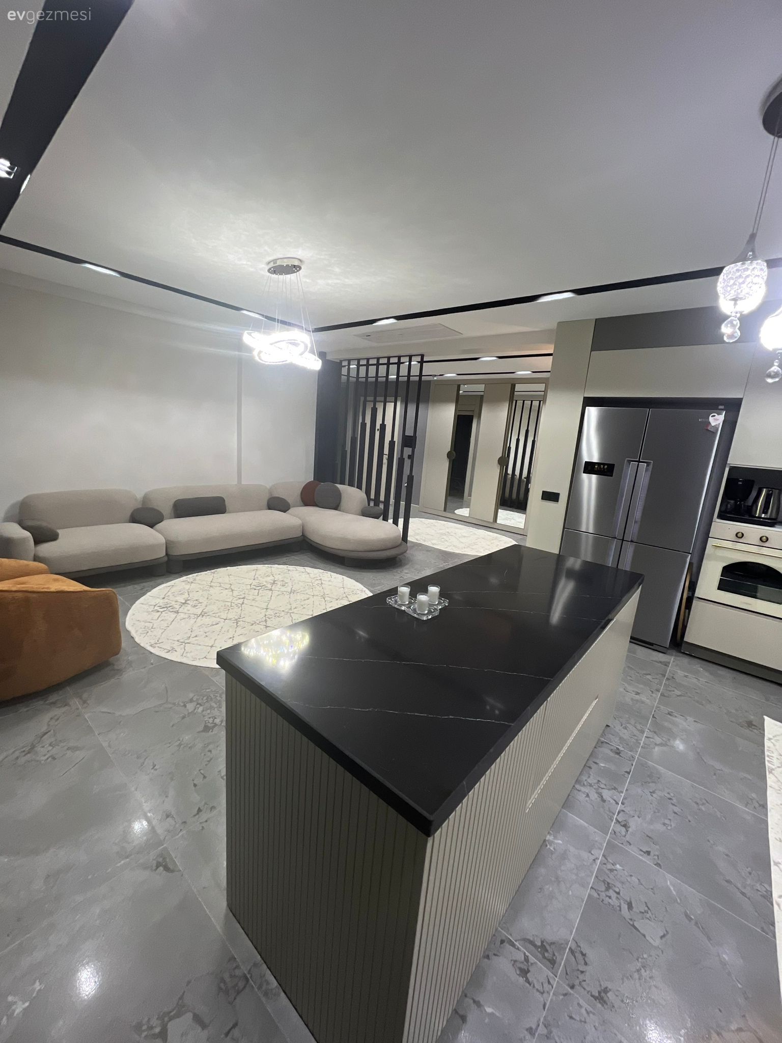 Modern, Açık konsept yaşam alanı, Bej, Beyaz, Siyah, Berjer, Ada mutfak, Mutfak, Led aydınlatma, Aydınlatma, Spot aydınlatma, Köşe koltuk, Koltuk takımı, Zemin seramikleri, Halı