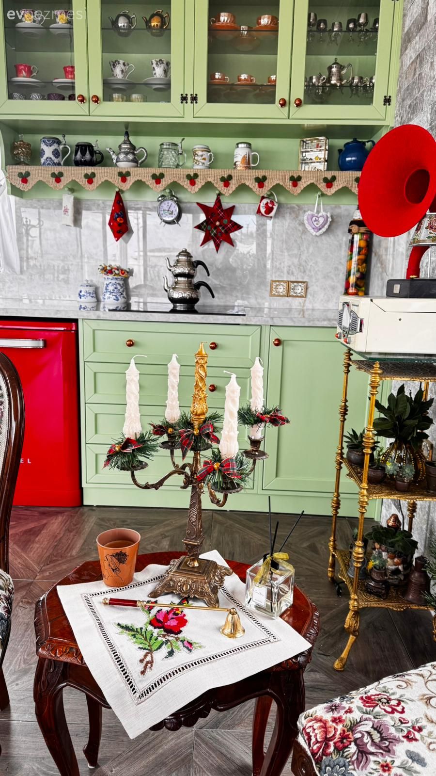 Bu Nostaljik Kış Bahçesinde Her Şey Cesurca Kullanılmış