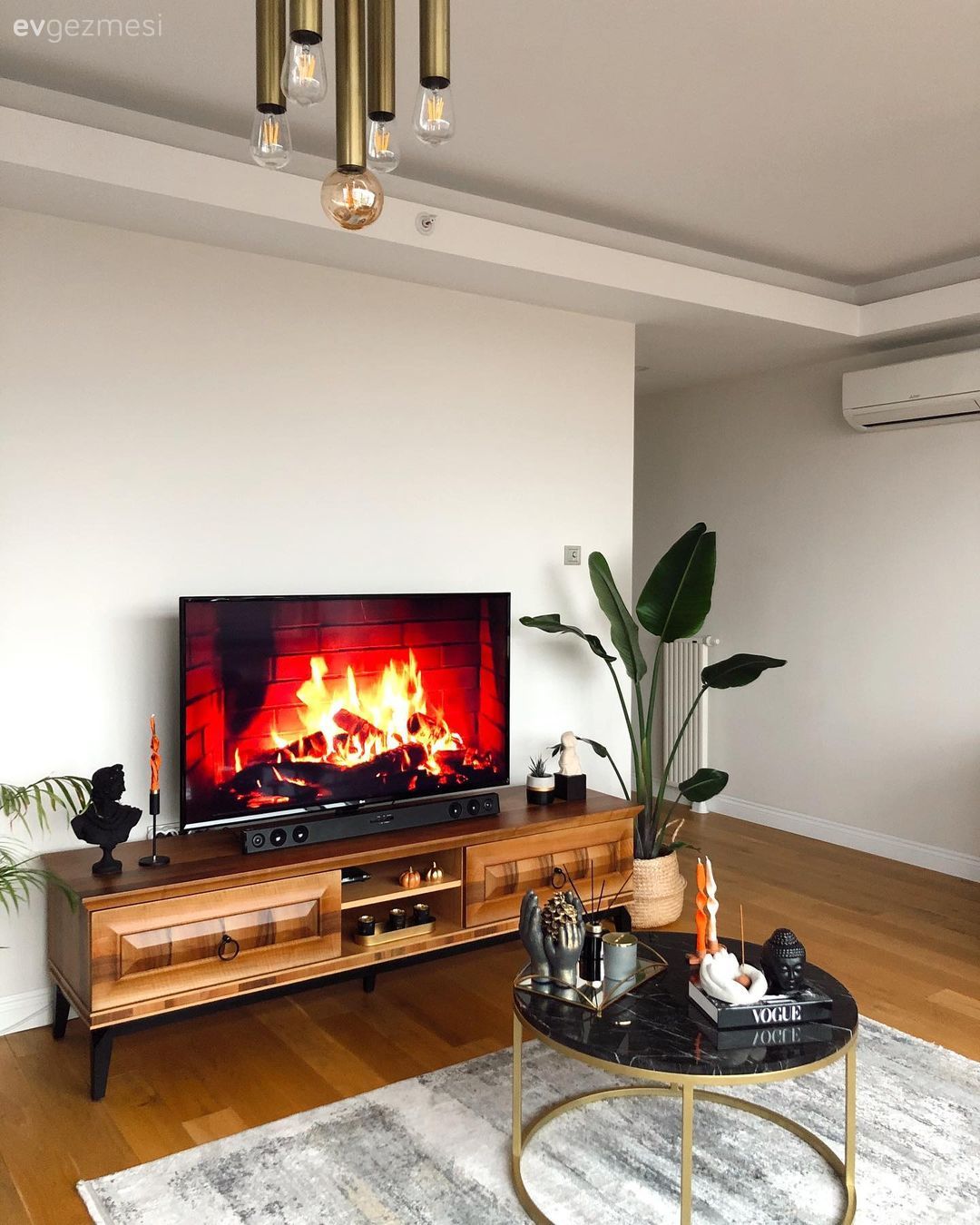 Tv ünitesi, Tv ünitesi aksesuarları, Ev Aksesuar, Ahşap Mobilya, Avize, Aydınlatma, Orta sehpa, Sehpa, Altın, Ev bitkisi, Halı, Beyaz, Salon halısı