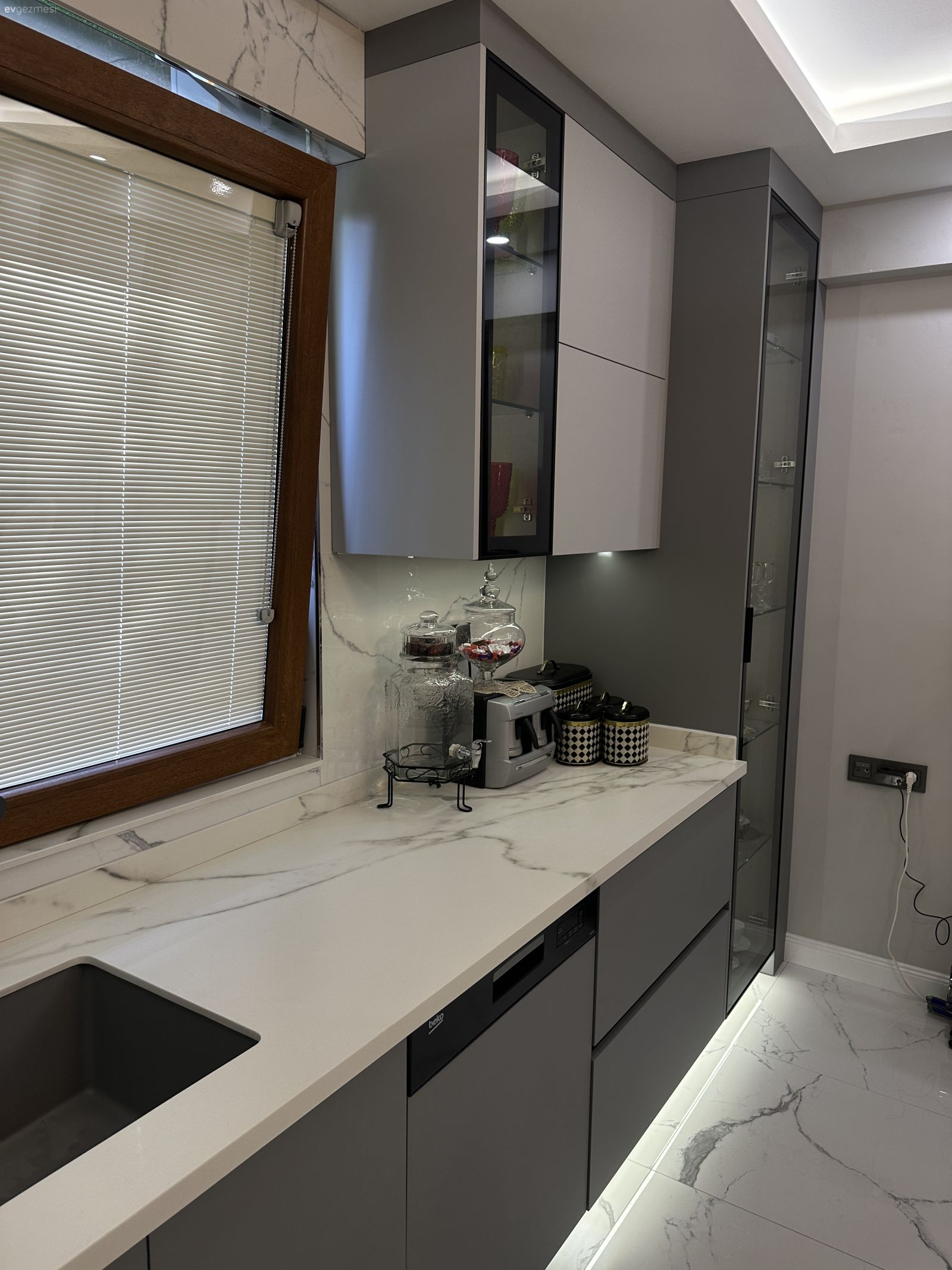 Gri, Bej, Beyaz, Siyah, Porselen tezgah, Kulpsuz mutfak dolabı, Cam kapaklı dolap, Mutfak zemin seramikleri, Mutfak