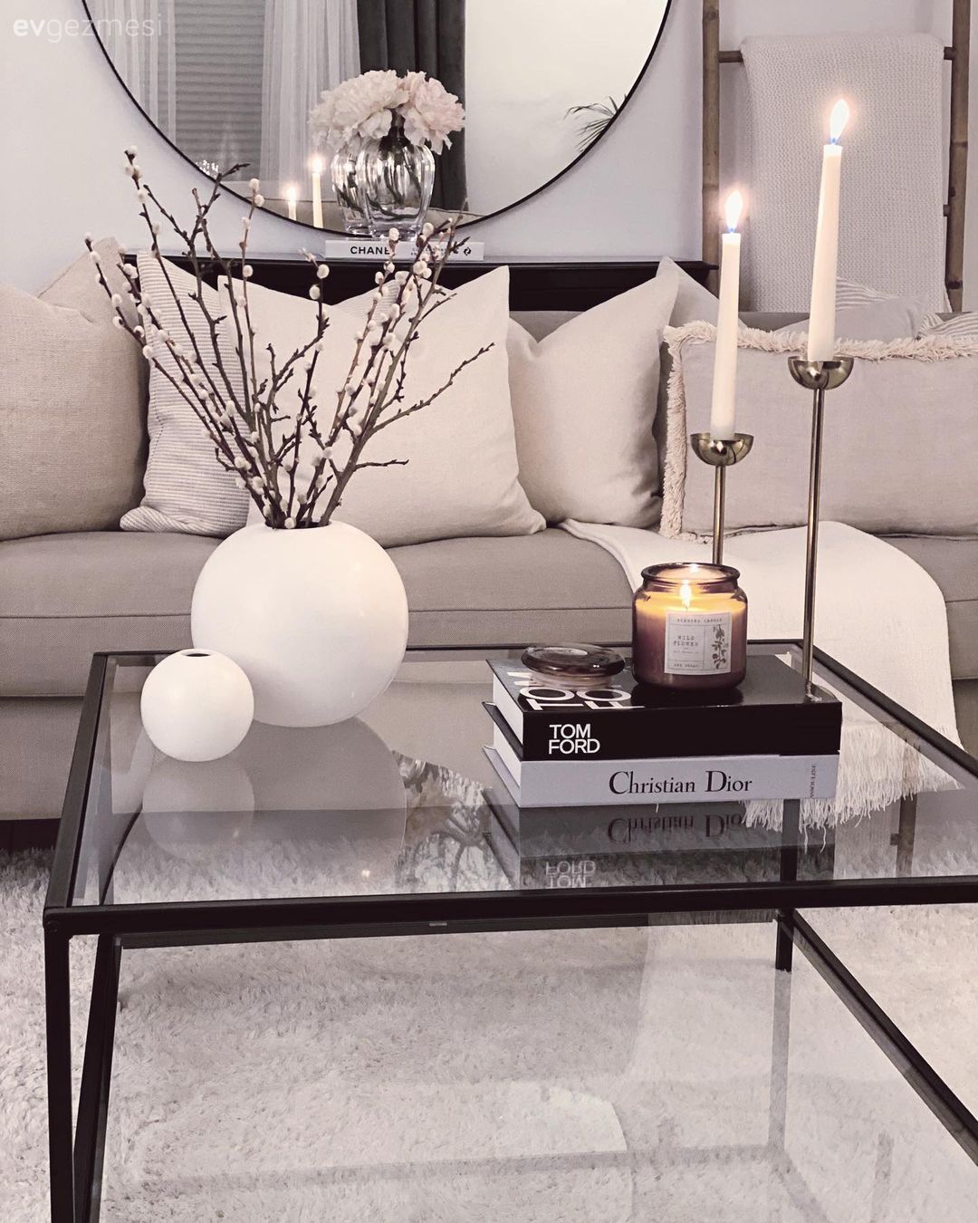 Salon, Bej, Siyah, Beyaz, Koltuk takımı, Cam orta sehpa, Orta sehpa, Sehpa üstü aksesuarı, Ev Aksesuar, Şamdan, Yuvarlak ayna, Dekoratif ayna, Kırlent, Ev tekstili