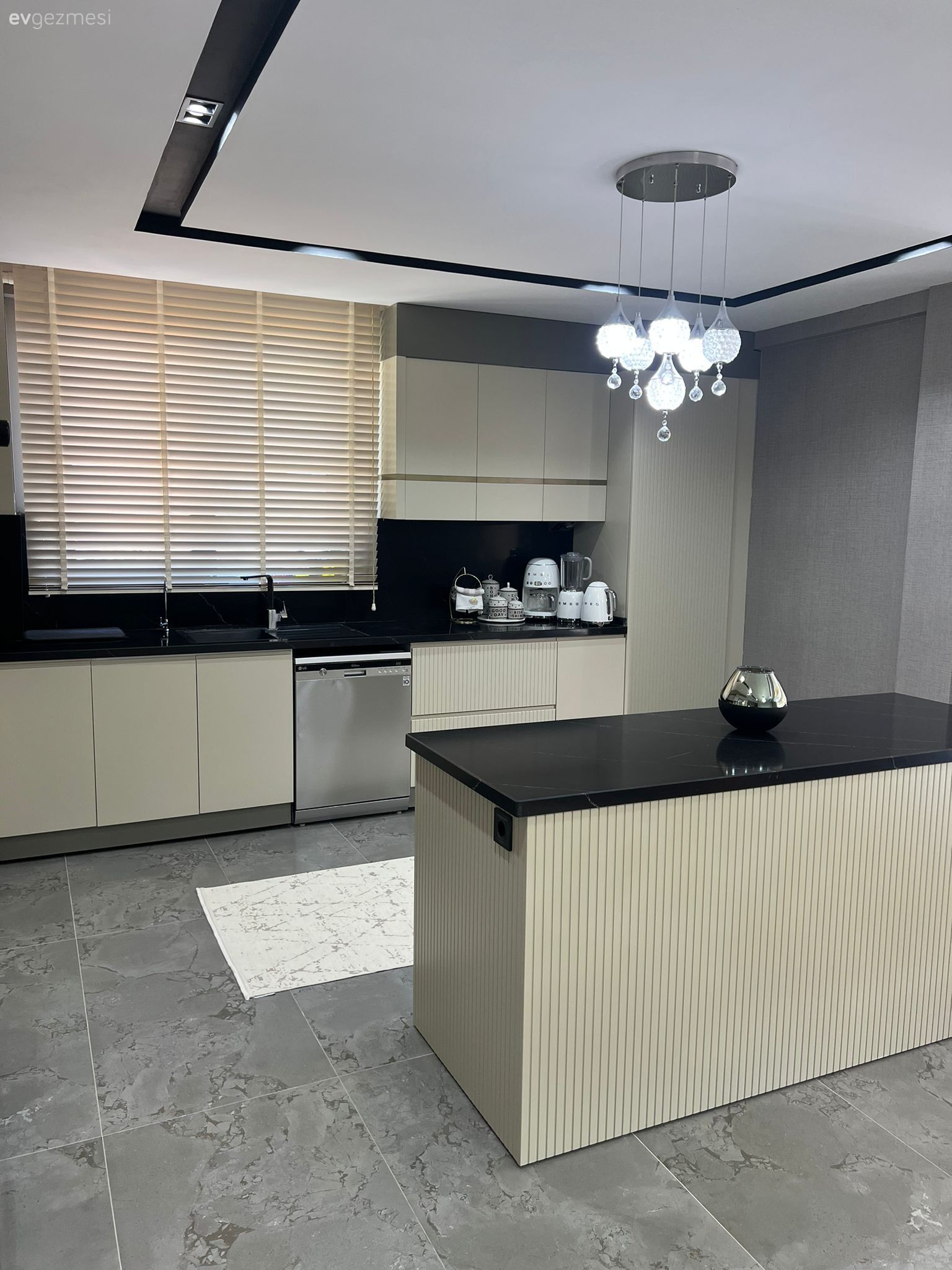 Mutfak, Modern mutfak, Beyaz, Siyah, U-tipi mutfak, Siyah tezgah, Mutfak tezgahı, Mutfak tezgah arası, Mutfak perdesi, Mutfak halısı, Mutfak zemin seramikleri, Spot aydınlatma, Aydınlatma, Mutfak aksesuarları, Mutfak Avize Modelleri, Amerikan Mutfak