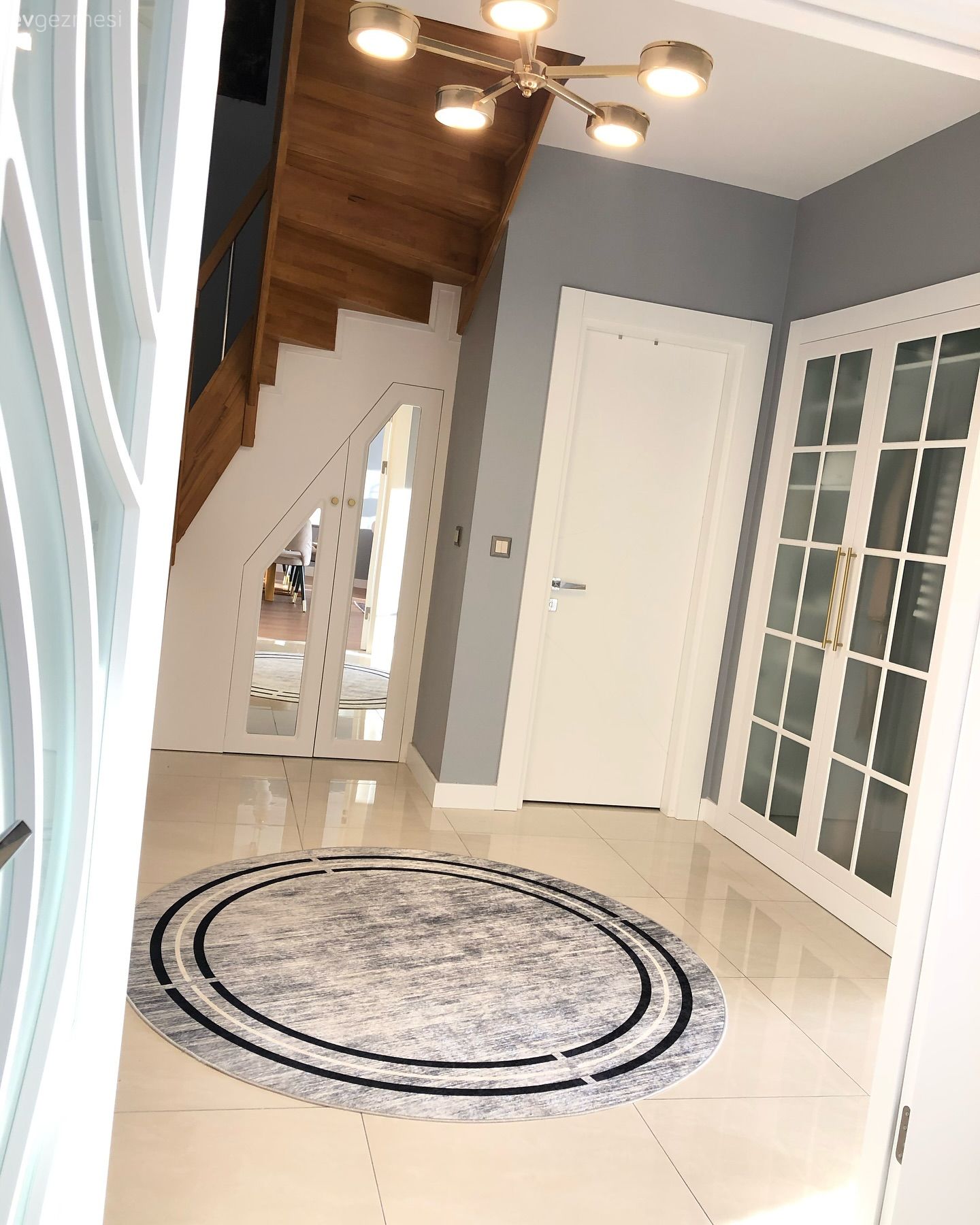 Dubleks evler, Merdiven, Antre, Beyaz, Yuvarlak halı, Halı