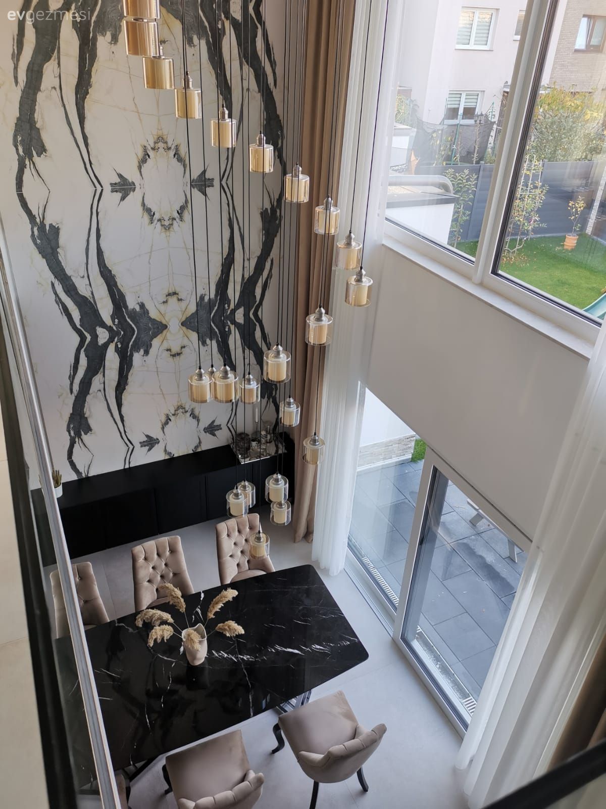 Dubleks evler, Beyaz, Siyah, Vizon, Duvar dekorasyonu, Yemek Odası, Yemek masası, Sandalye, Art deko, Avize, Aydınlatma, Yemek odası avizesi