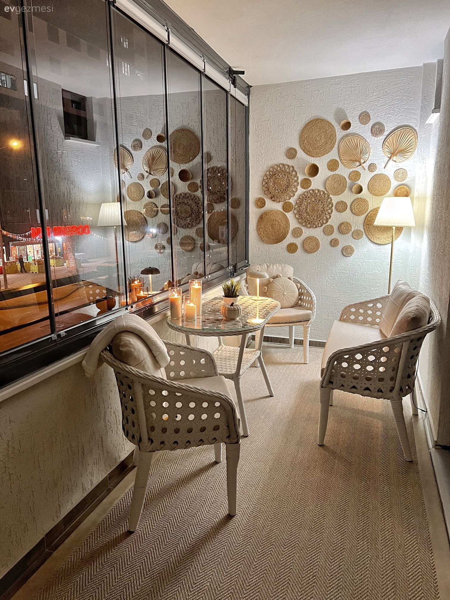 Balkon, Bohem Dekorasyon, Balkon oturma grubu, Balkon masası, Sandalye, Balkon halısı, Balkon duvar dekorasyonu, Kapalı balkon