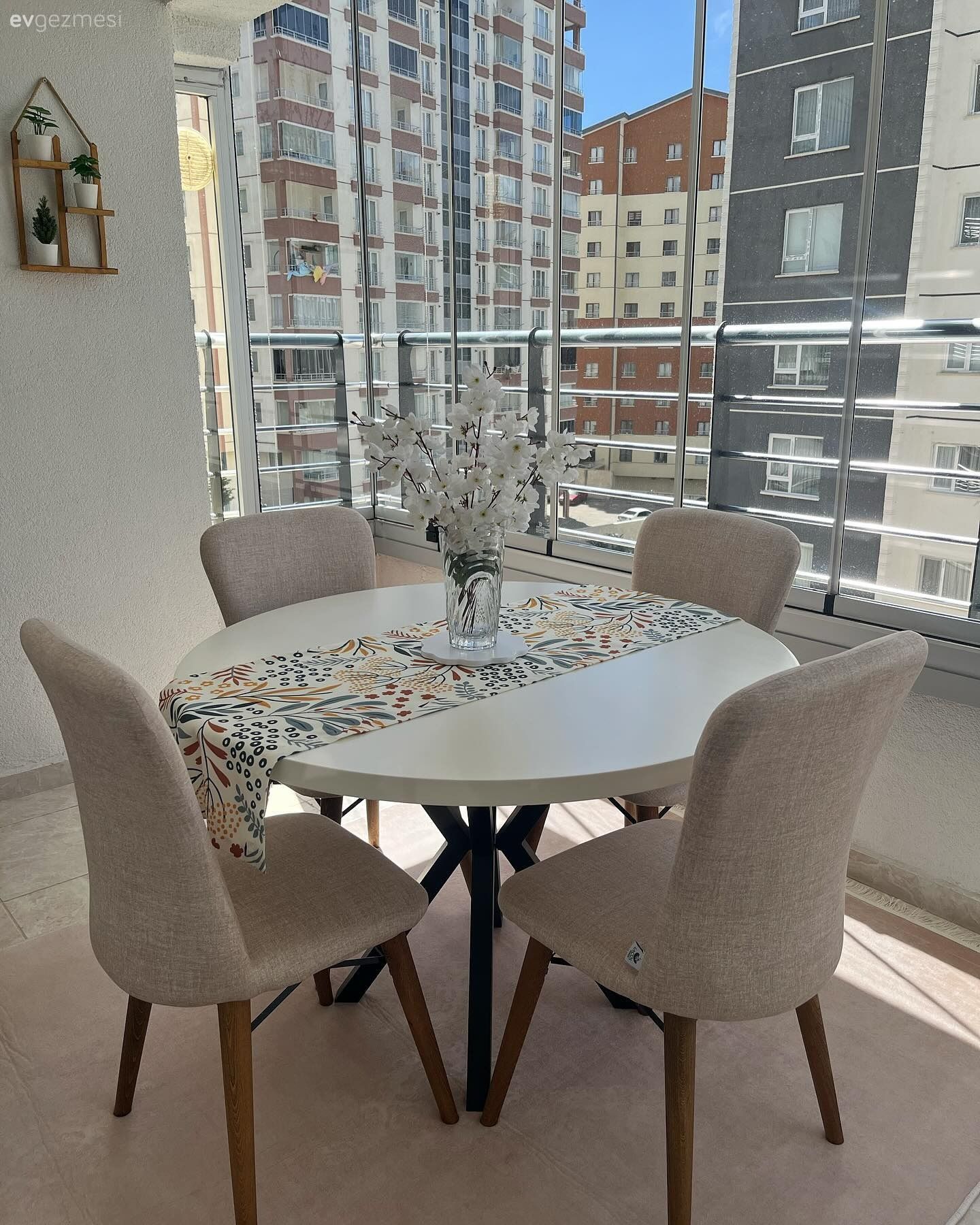 Kapalı balkon, Beyaz, Krem, Balkon masası, Sandalye