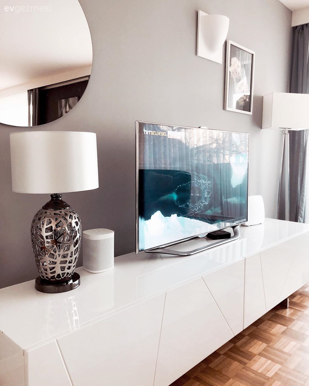 Beyaz, Abajur, Aydınlatma, Tablo, Duvar dekorasyonu, Gri duvar, Tv ünitesi, Tv ünitesi aksesuarları, Ev Aksesuar, Yuvarlak ayna, Dekoratif ayna