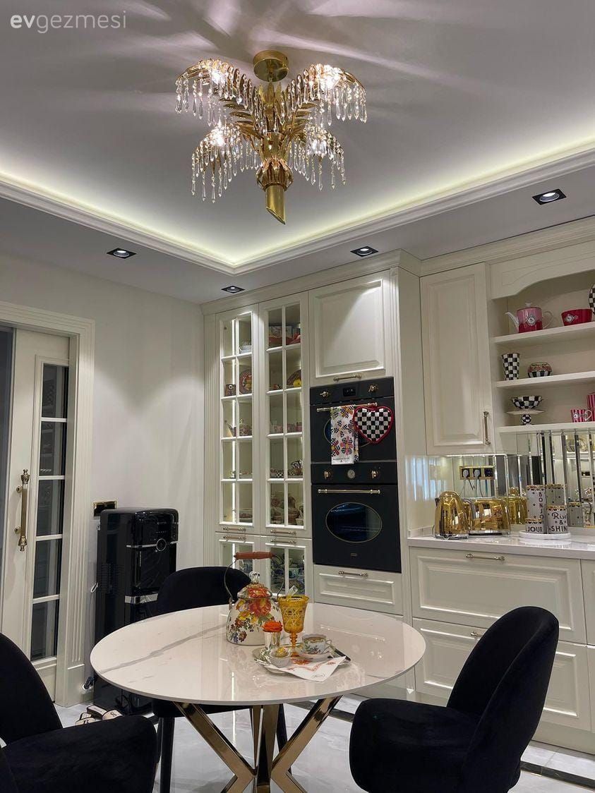 Mutfak, Beyaz, Siyah, Kırmızı, Altın, Art deko, Mutfak tezgahı, Mutfak tezgah arası, Tezgah arası seramik, Mutfak Avize Modelleri, Sandalye, Mutfak masası, Mutfak aksesuarları, Sunum elemanları, Mutfak halısı, Ankastre