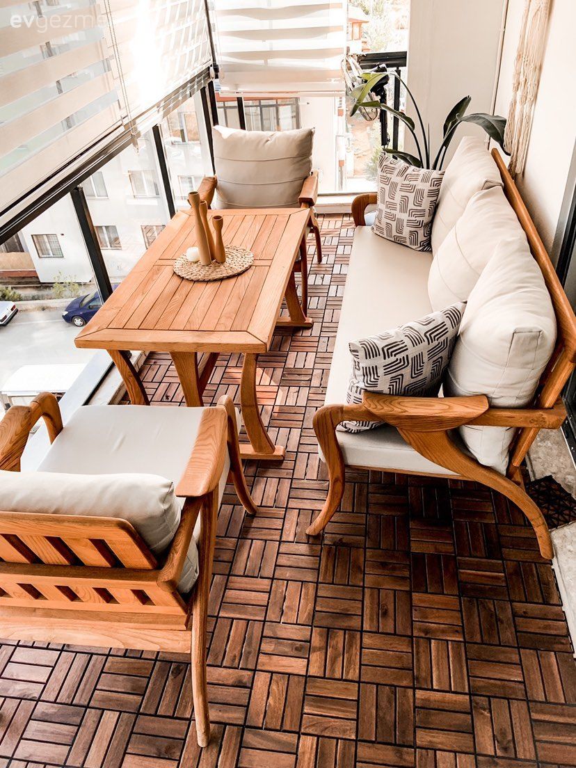 Bu İzmir Evinin Balkonunda Ahşaplar Ön Planda