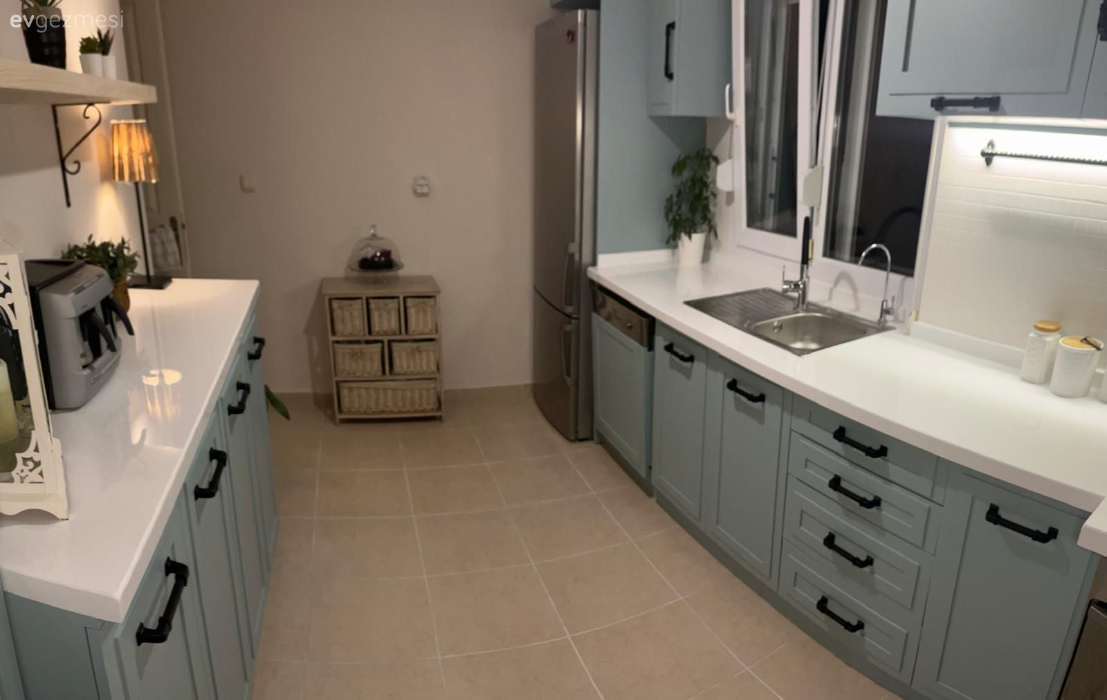 Mutfak, Mavi, Beyaz, Mutfak tezgahı, Mutfak aksesuarları, Shaker kapaklı dolaplar, Mutfak rafı, Kahve köşesi