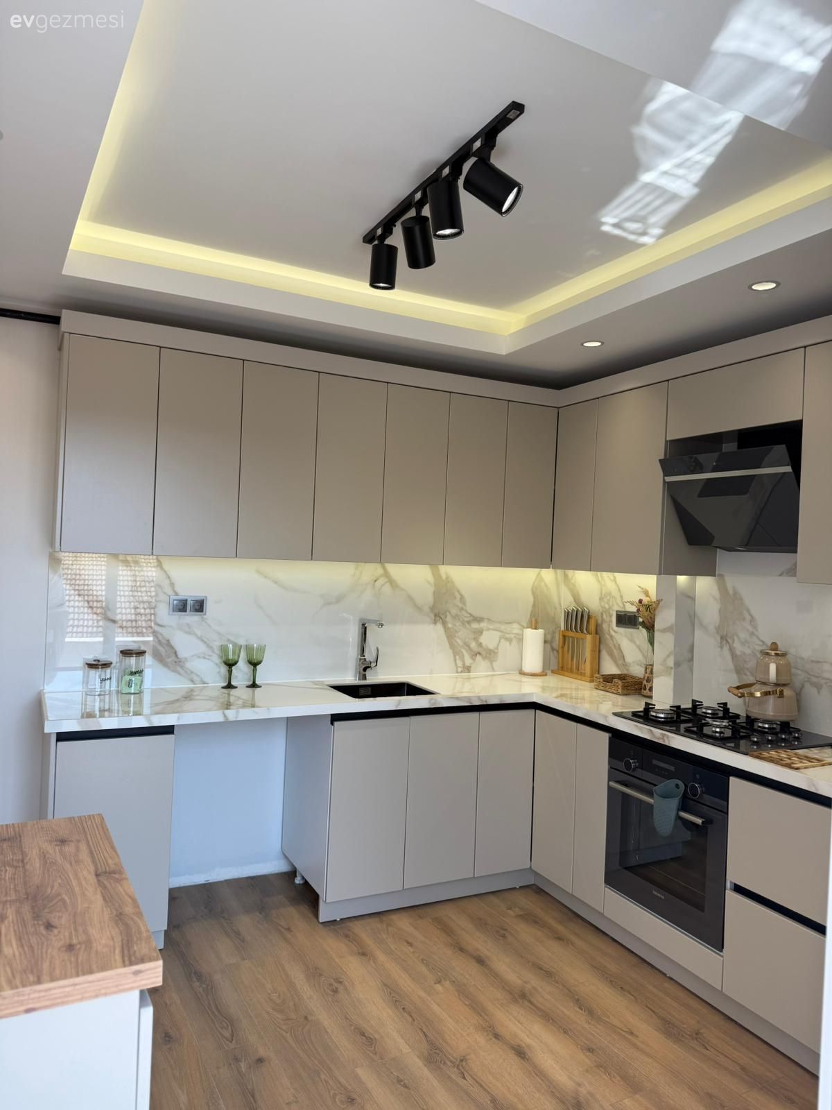 Mutfak, Krem, Gri, Beyaz, Siyah, Kulpsuz mutfak dolabı, Ankastre, Mutfak tezgahı, Mutfak tezgah arası, Spot aydınlatma, Aydınlatma, Led aydınlatma, Eviye , Mutfak aksesuarları, Mutfak bataryası, Parke