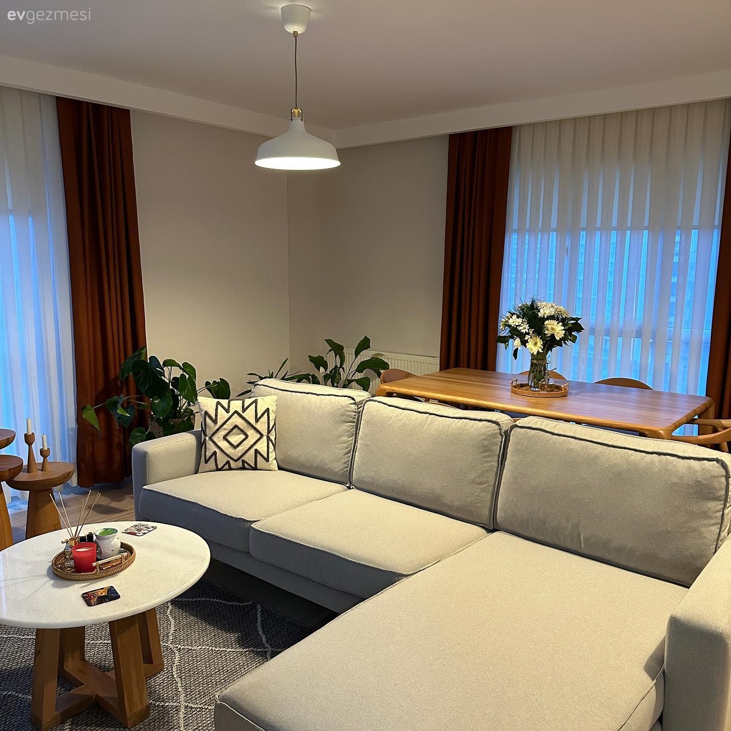 Salon, Bohem Dekorasyon, Koltuk takımı, Bej, Beyaz, Fon perde, Perde, Tül perde, Yemek masası, Köşe koltuk, Orta sehpa, Sehpa, Halı, Salon halısı, Kırlent, Ev tekstili, Dekoratif Objeler