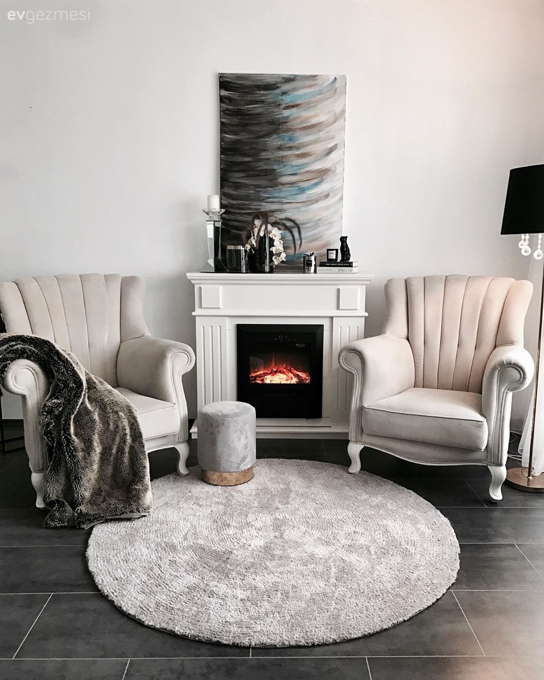 Berjer, Beyaz, Krem, Şömine, Yuvarlak halı, Halı, Tablo, Duvar dekorasyonu, Puf, Lambader, Aydınlatma