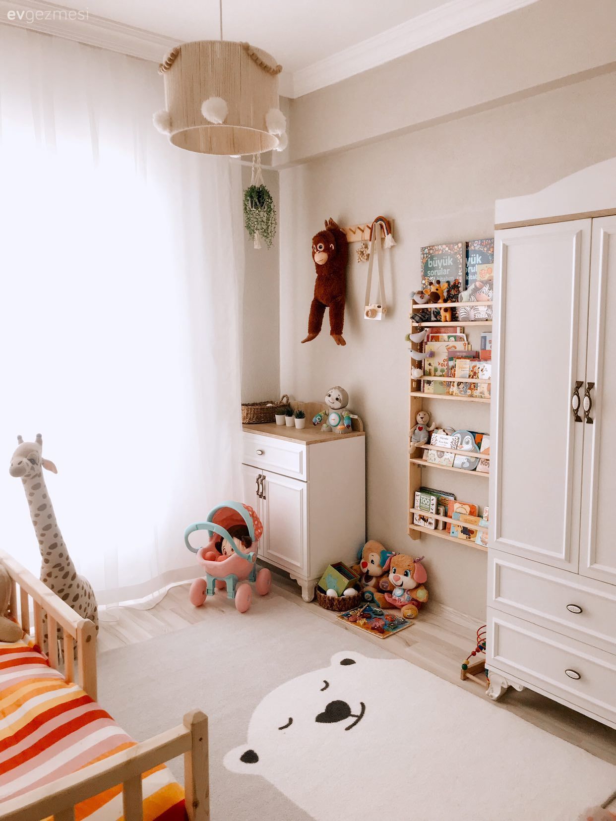 Çocuk Odası, Beyaz, Krem, Bej, Dolap, Çocuk odası duvar dekorasyonu, Çocuk odası halısı, Dekoratif Objeler